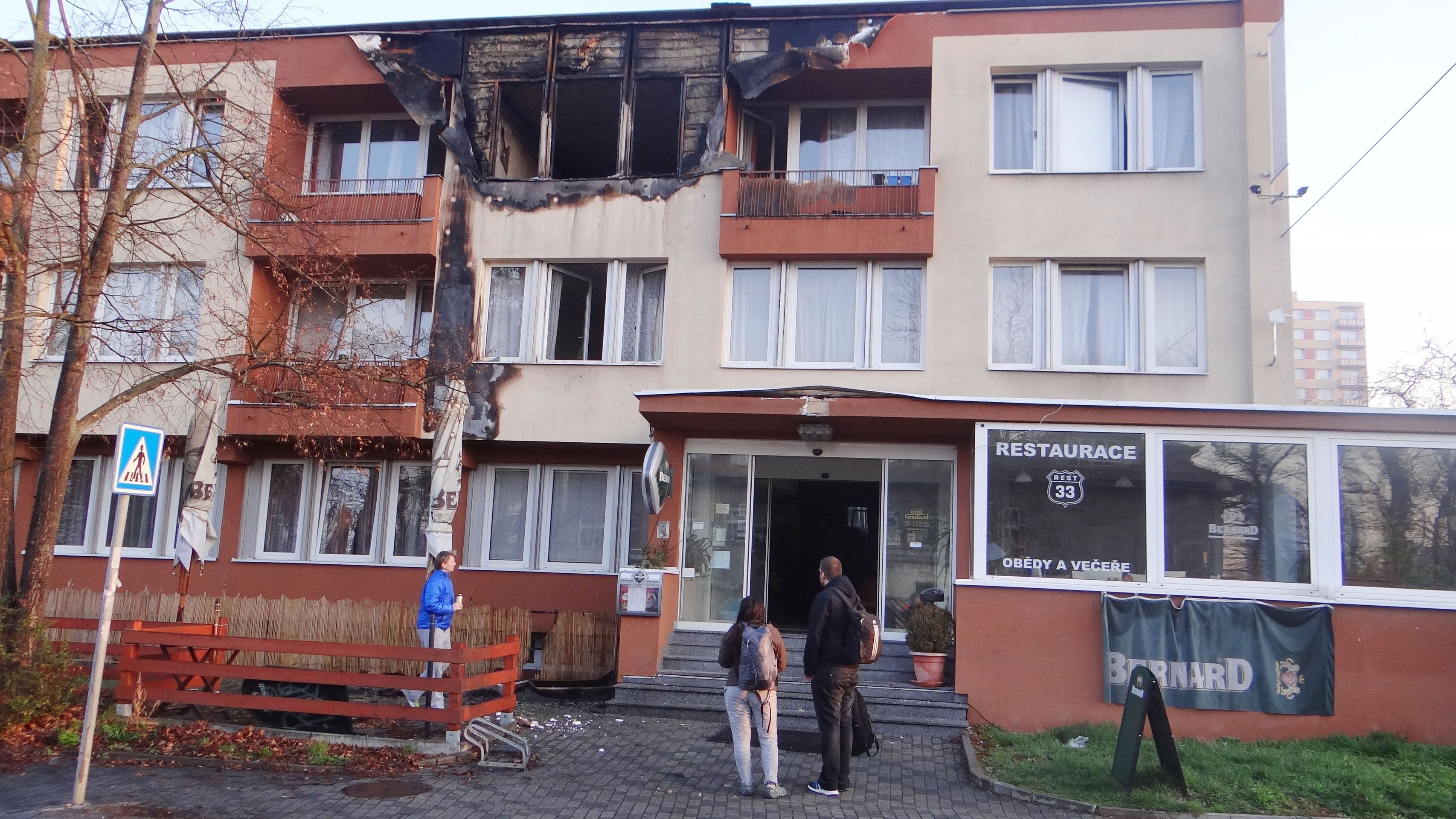 Z hořícího hotelu v pražském Braníku hasiči evakuovali 24 lidí, dva jsou zranění - GALERIE: Z hořícího hotelu v pražském Braníku hasiči evakuovali 24 lidí, dva jsou zranění (4/4)