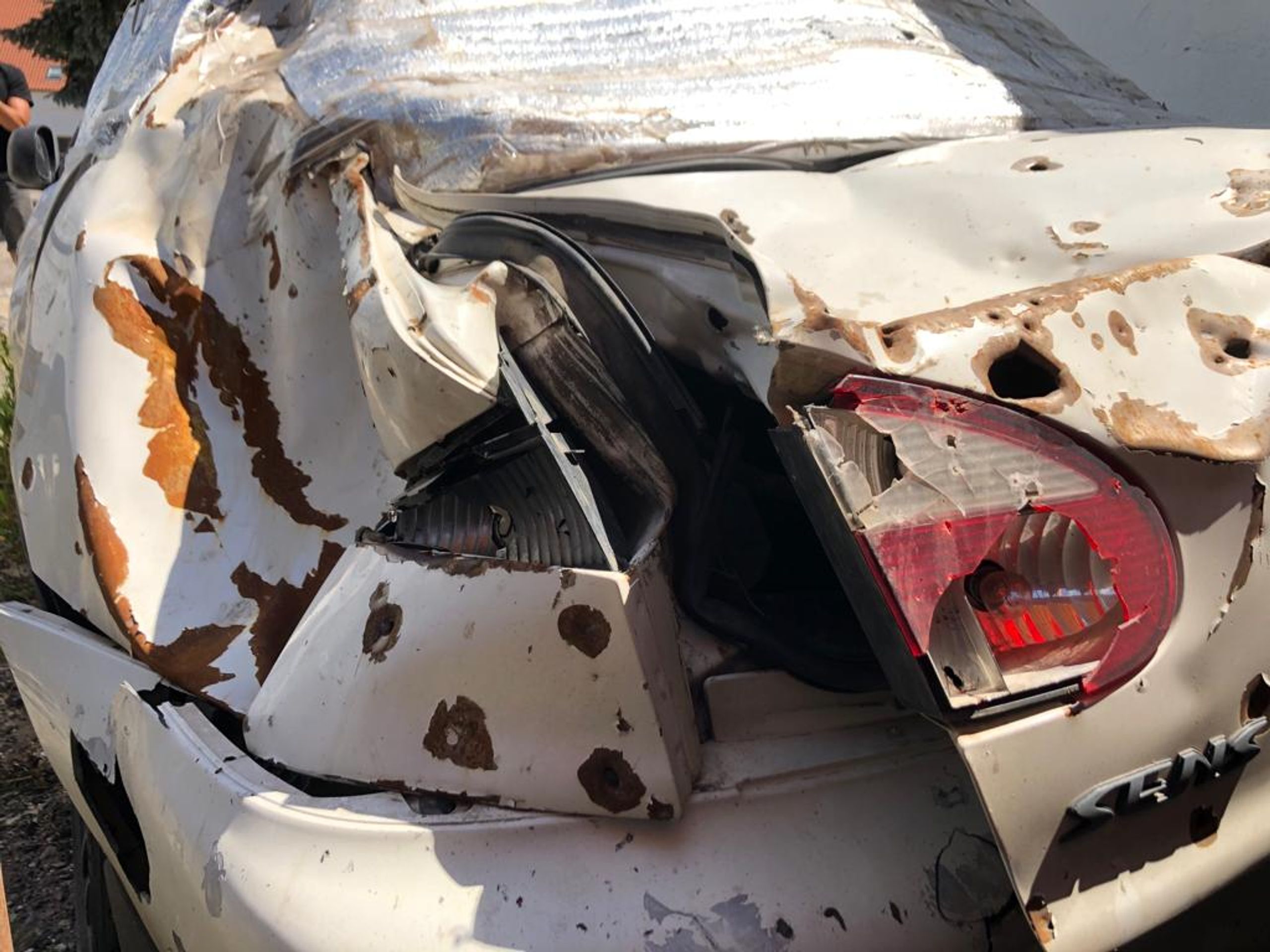 Prostřílené auto (4) - Prostřílené auto ukrajinských uprchlíků (2/5)