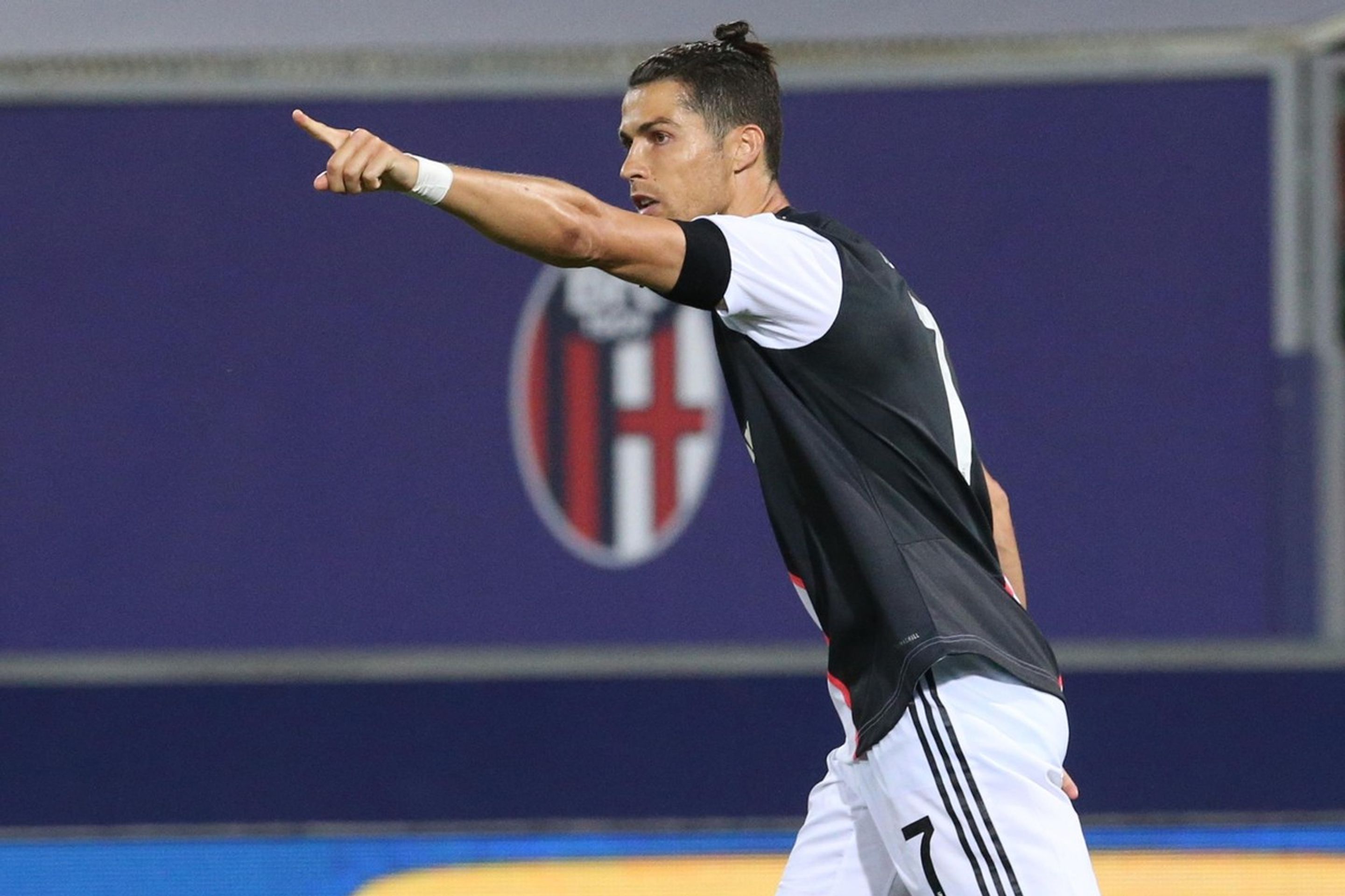 Hvězdný Cristiano Ronaldo proměnil penaltu - GALERIE: Dům, ve kterém Cristiano Ronaldo tráví karanténu kvůli pozitivním testu na Covid-19 (5/7)