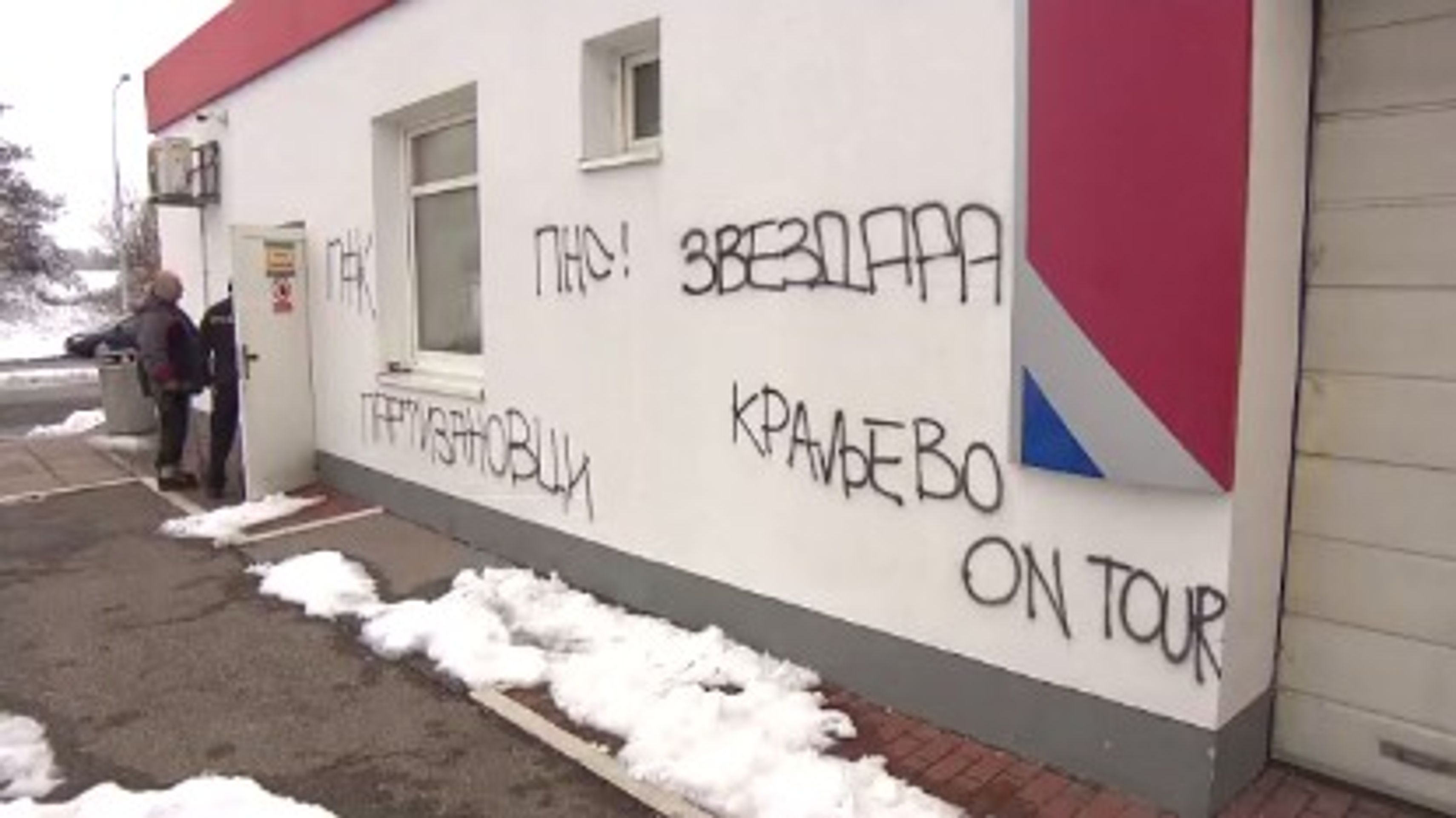 Srbští fanoušci dělali v Česku bordel - 5 - GALERIE: Srbští fanoušci dělali na benzínce bordel (5/7)