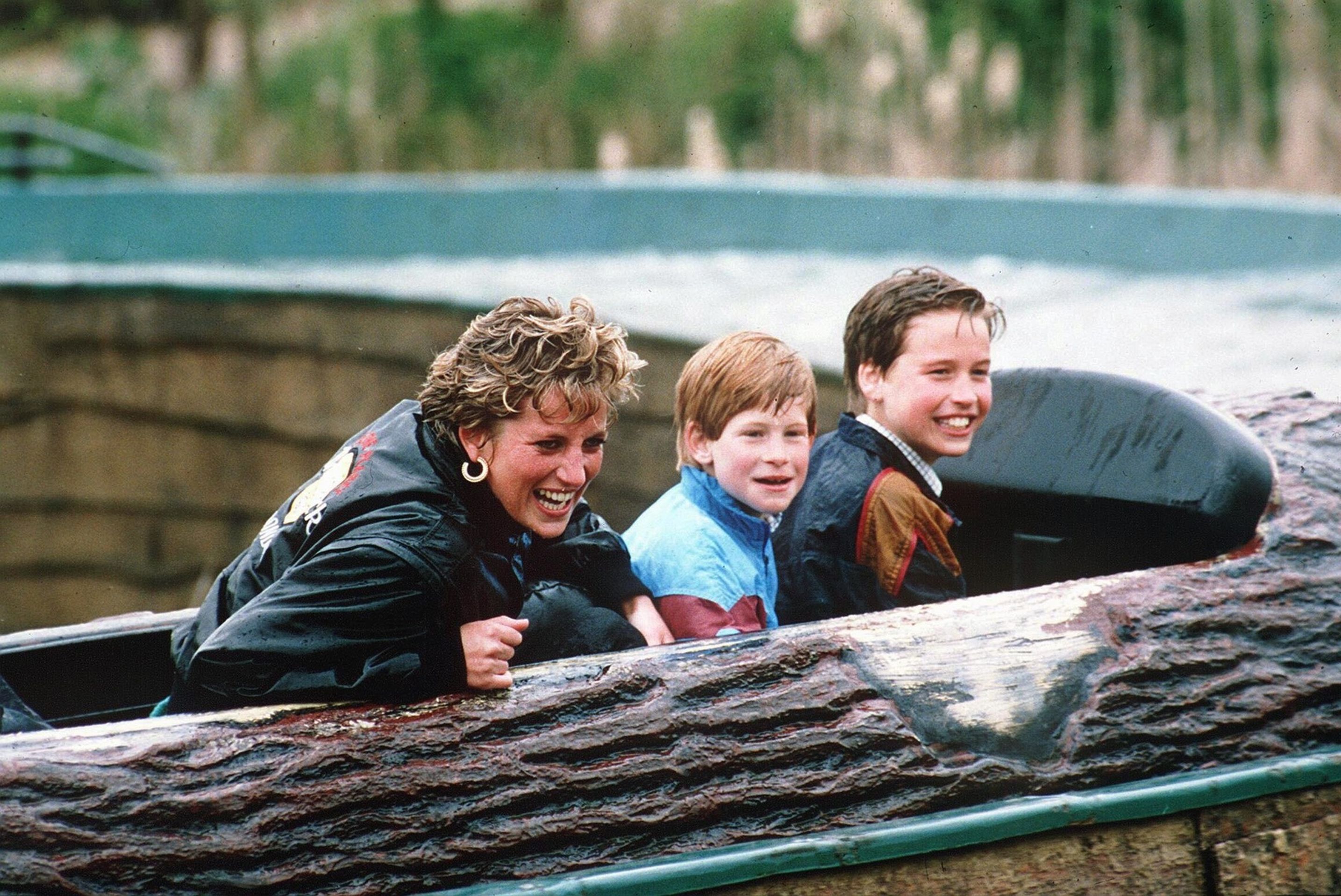 Princezna Diana s Harrym a Williamem, 15. 6. 1993 - Královská rodina (17/23)