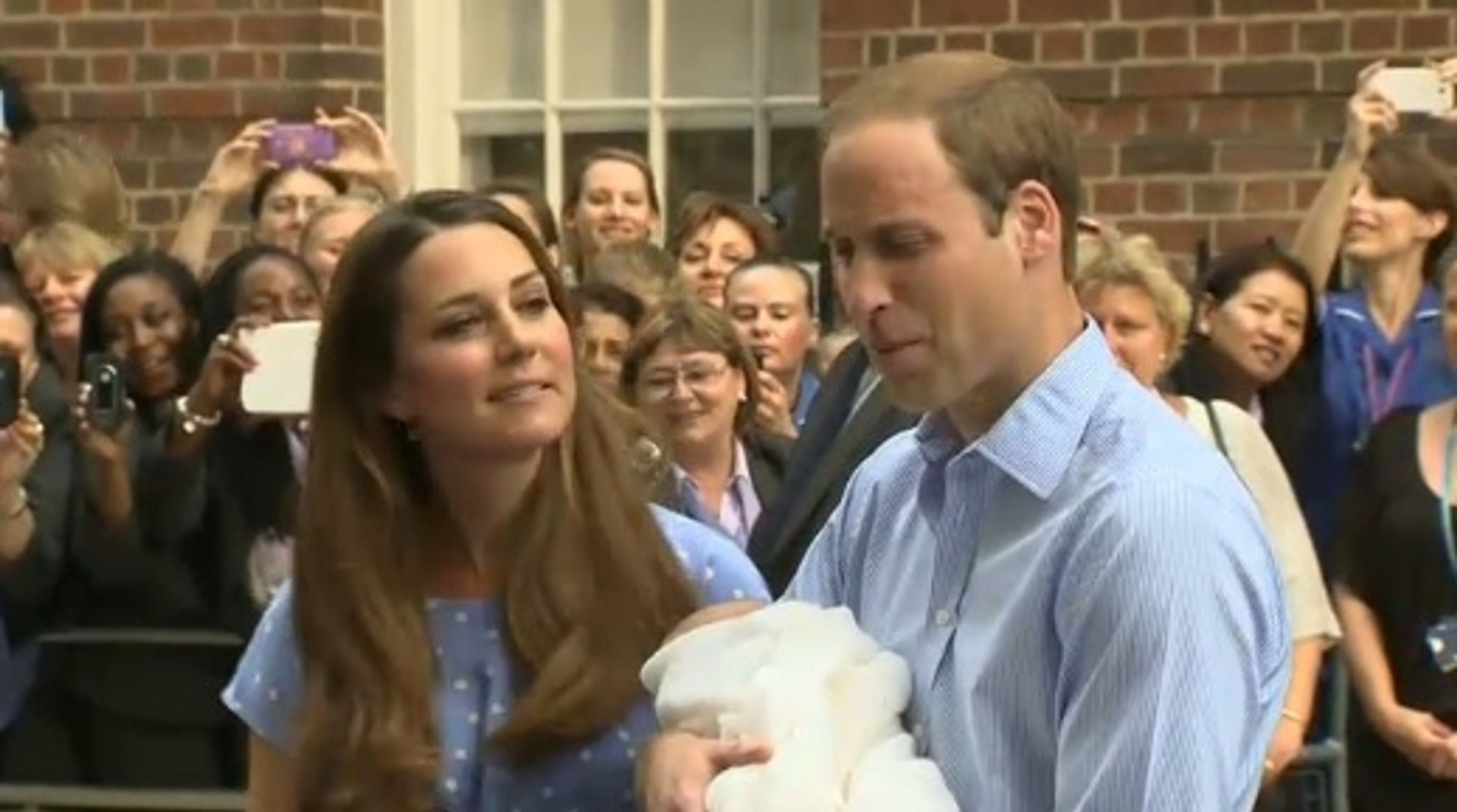 Kate a William ukázali syna - 3 - GALERIE: Kate a William ukázali dědice trůnu světu (15/24)