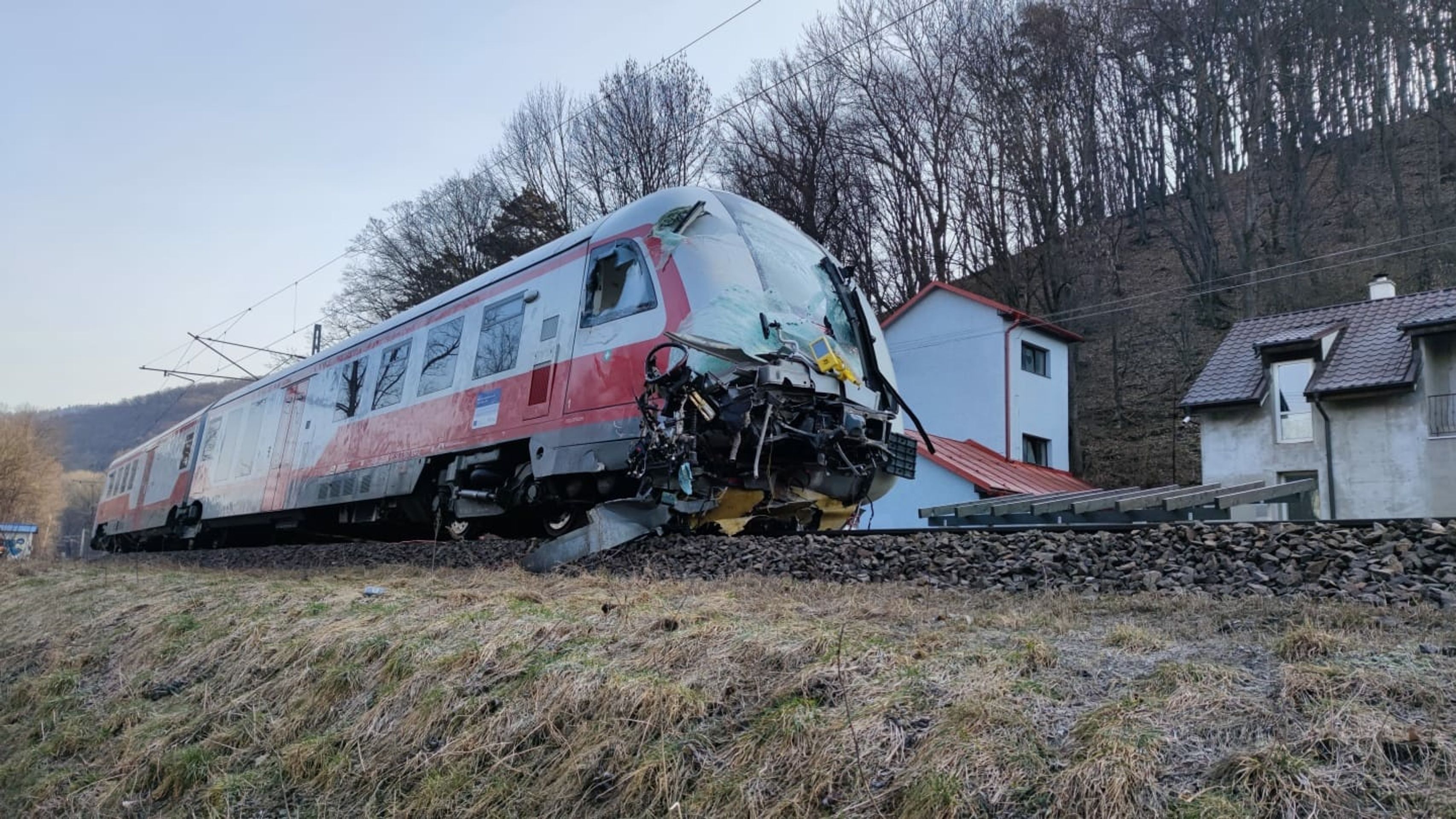 Srážka autobusu s vlakem na železničním přejezdu na Slovensku - 5 - GALERIE:Srážka autobusu s vlakem na železničním přejezdu na Slovensku (5/12)