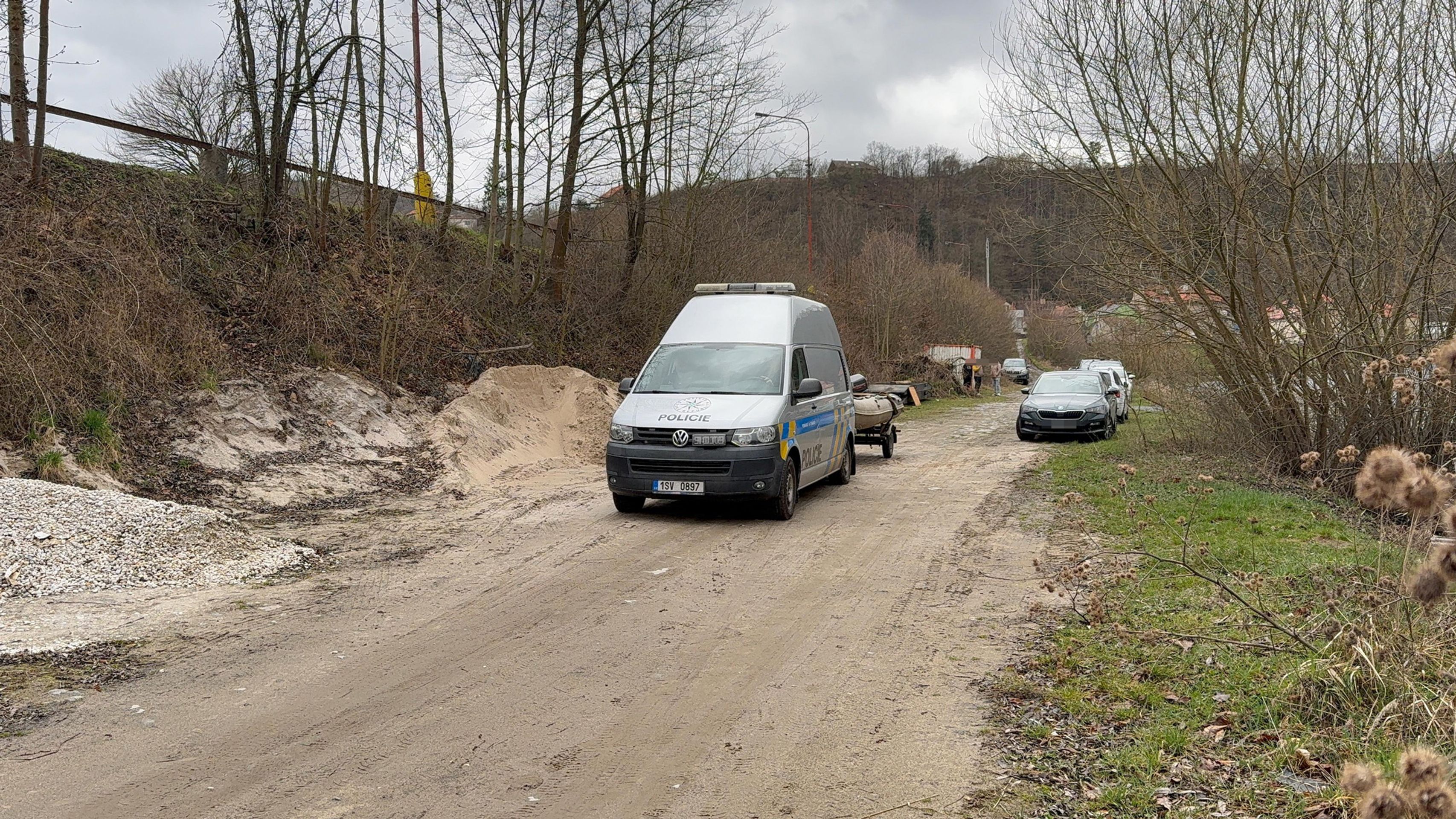 Na přehradě u Prahy se převrátila loď se sedmi lidmi. Jeden člověk se utopil (2) - Utonutí muže v Praze (11/11)