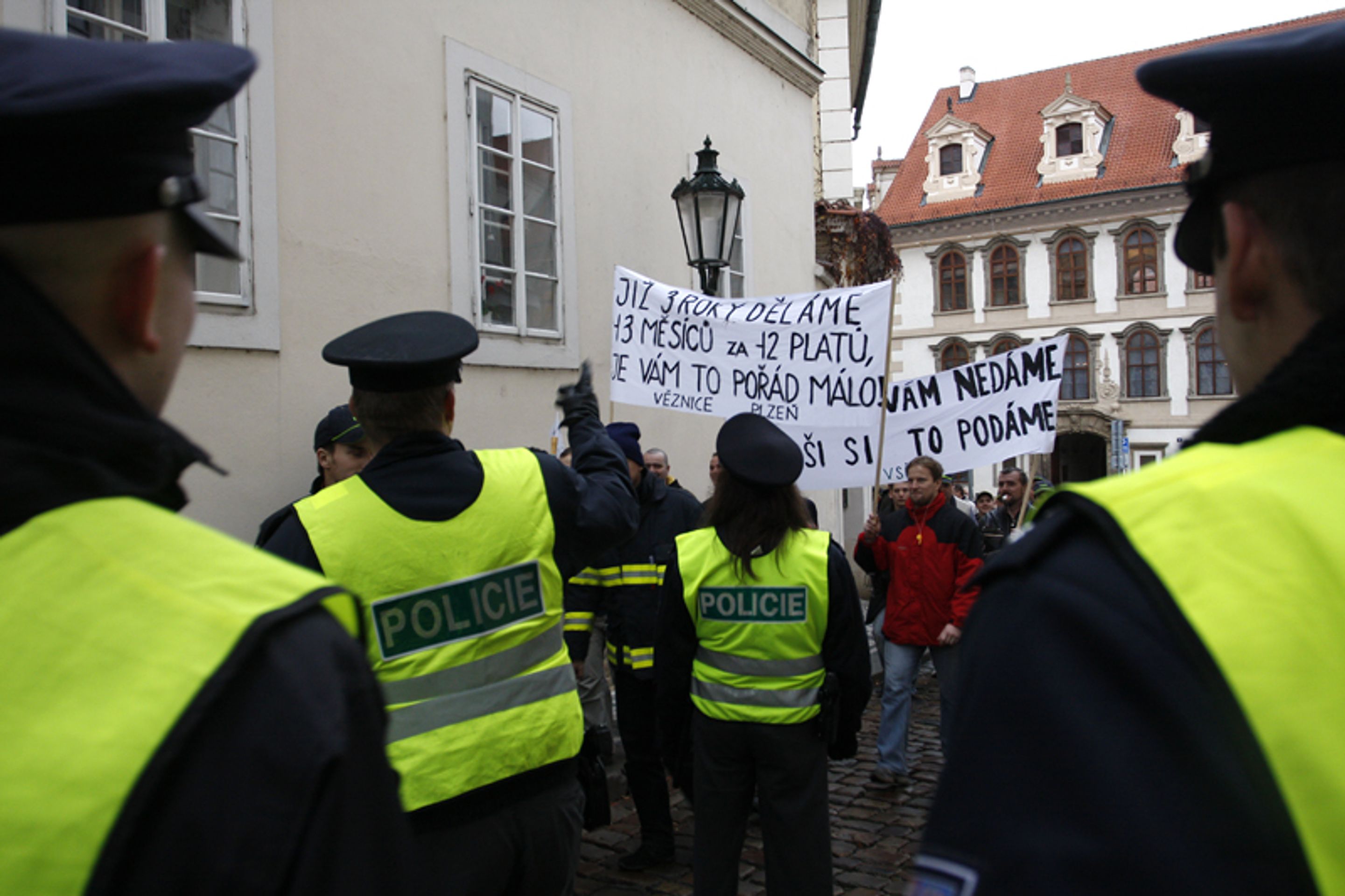 policie hlídá protestující - Galerie protestujících státních zaměstnanců (2/5)