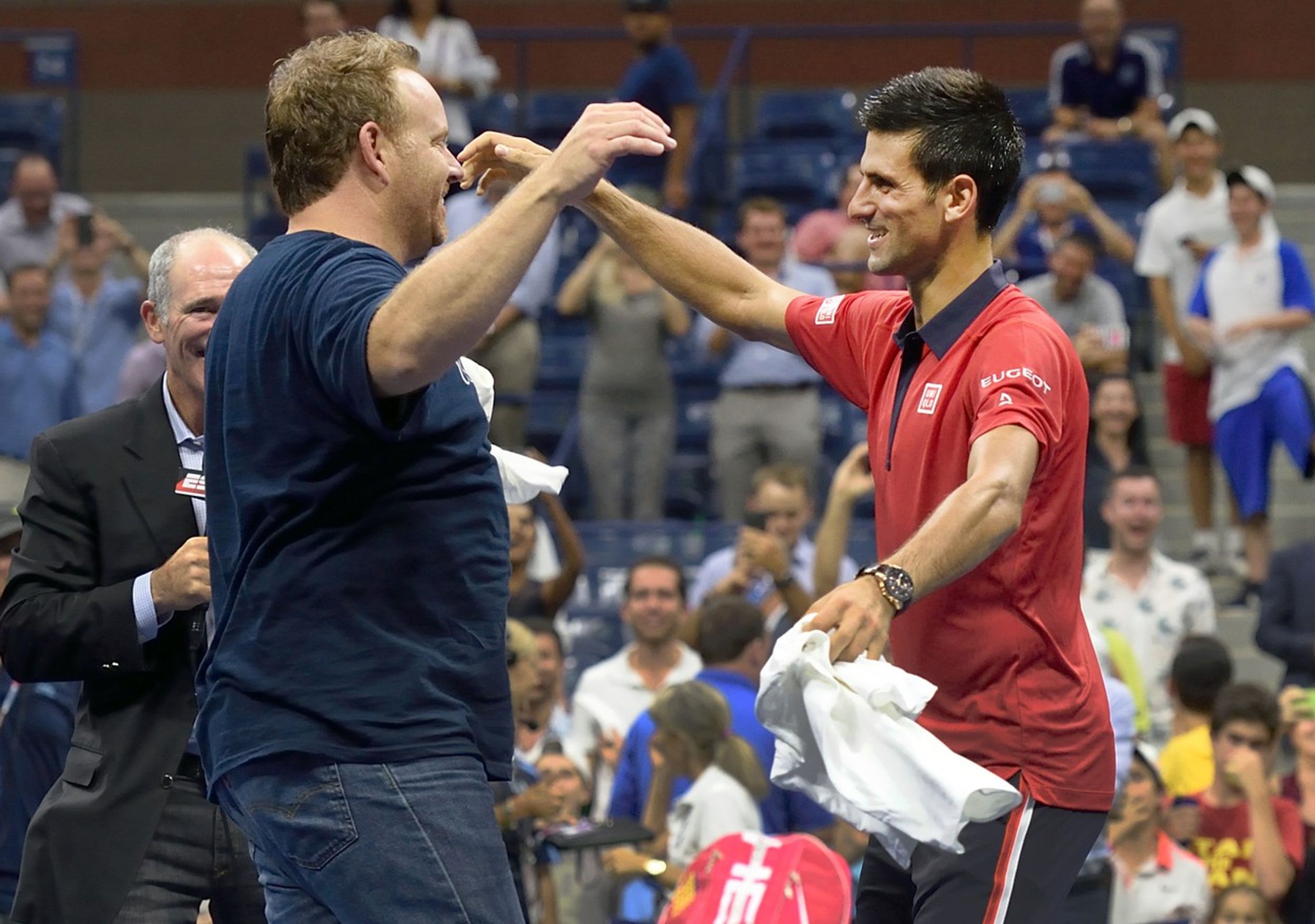 Novak Djokovič si zatančil na kurtu s fanouškem - GALERIE: Djokovič si zatančil na kurtu s fanouškem (5/5)