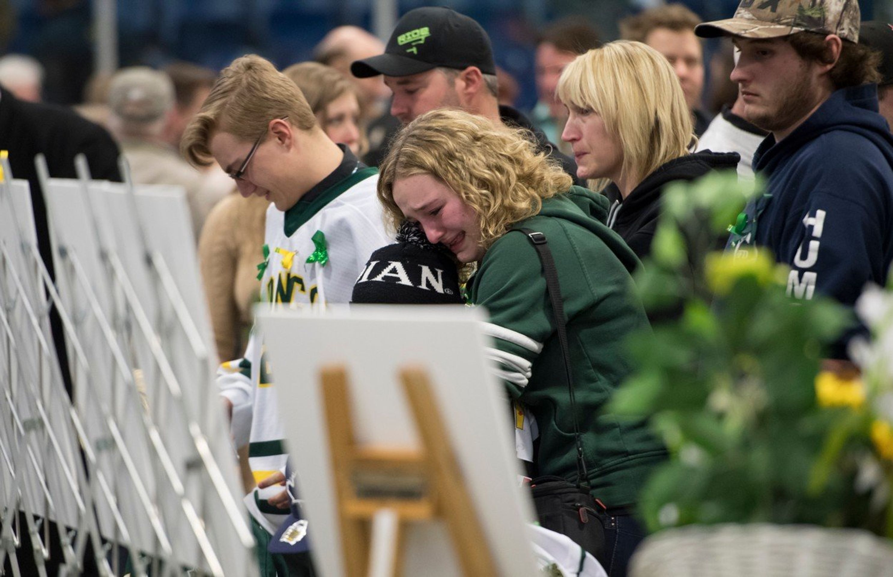 S patnácti mrtvými se přišly rozloučit stovky lidí. - GALRIE: Město Humboldt po tragické nehodě hokejistů Broncos (1/11)