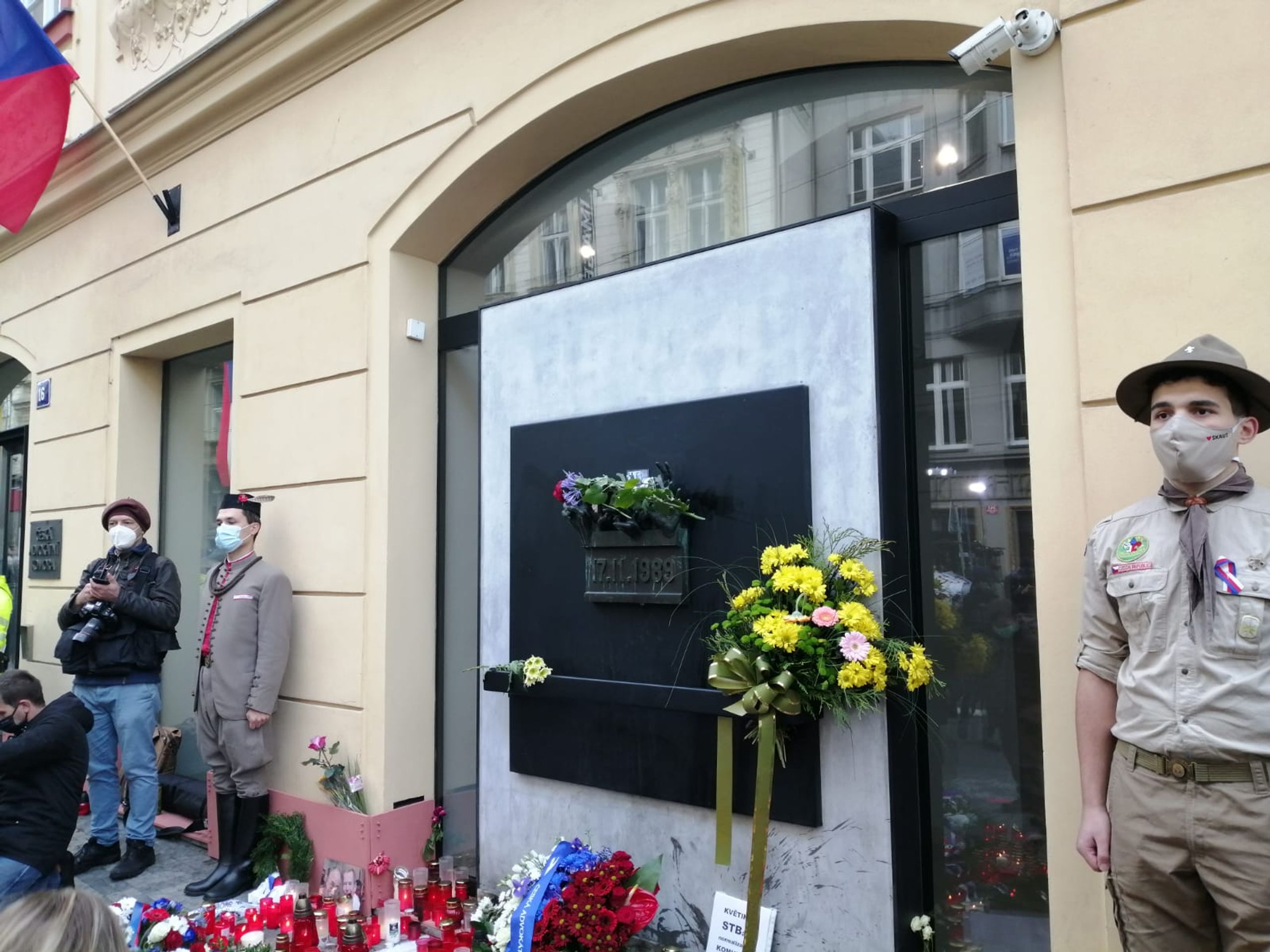 Národní třída - GALERIE: U památníku na Národní třídě hoří desítky svíček (2/8)
