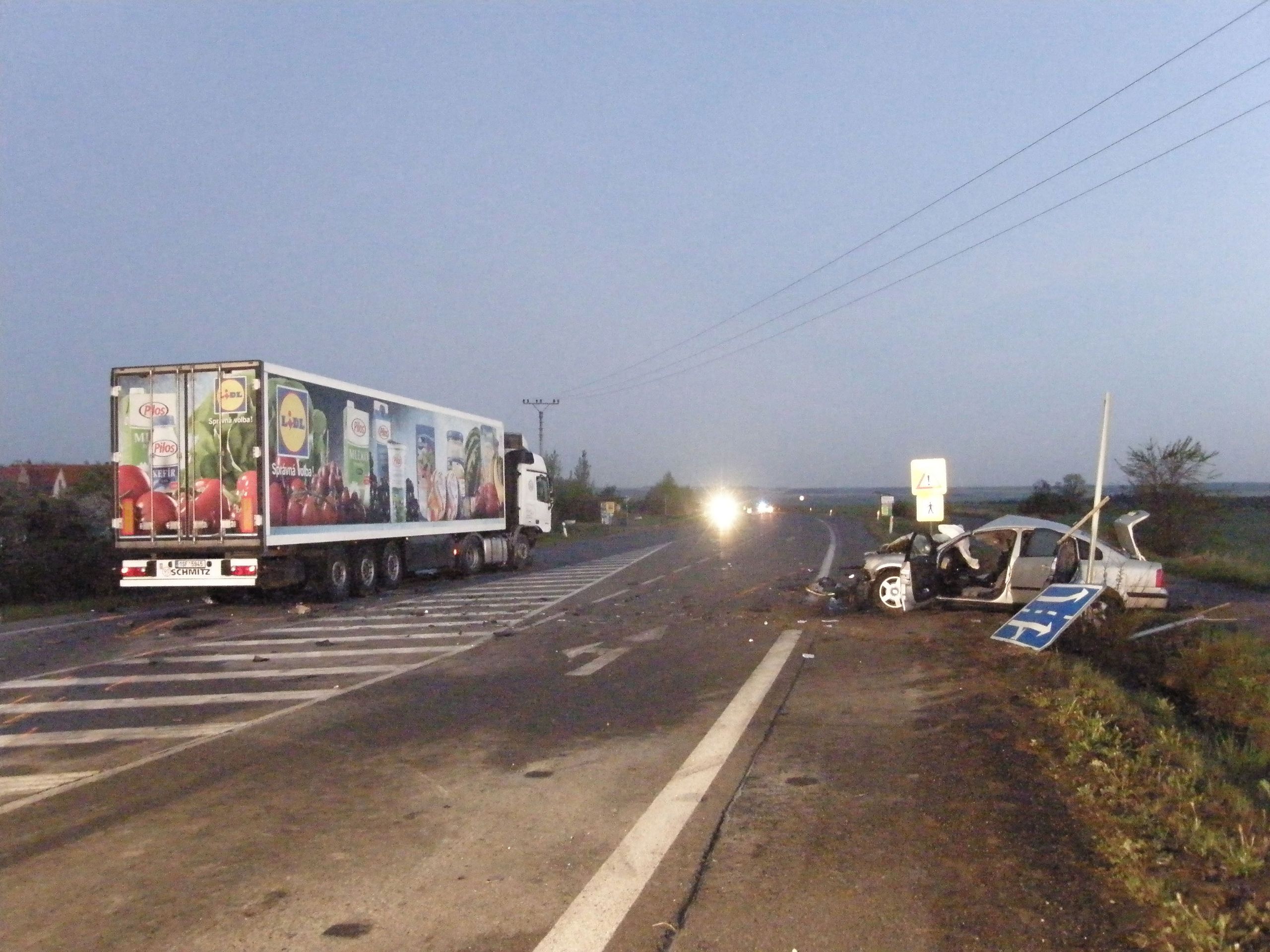 Passat se čelně srazil s kamionem u Kladna - 5 - Passat se čelně srazil s kamionem u Kladna (5/9)