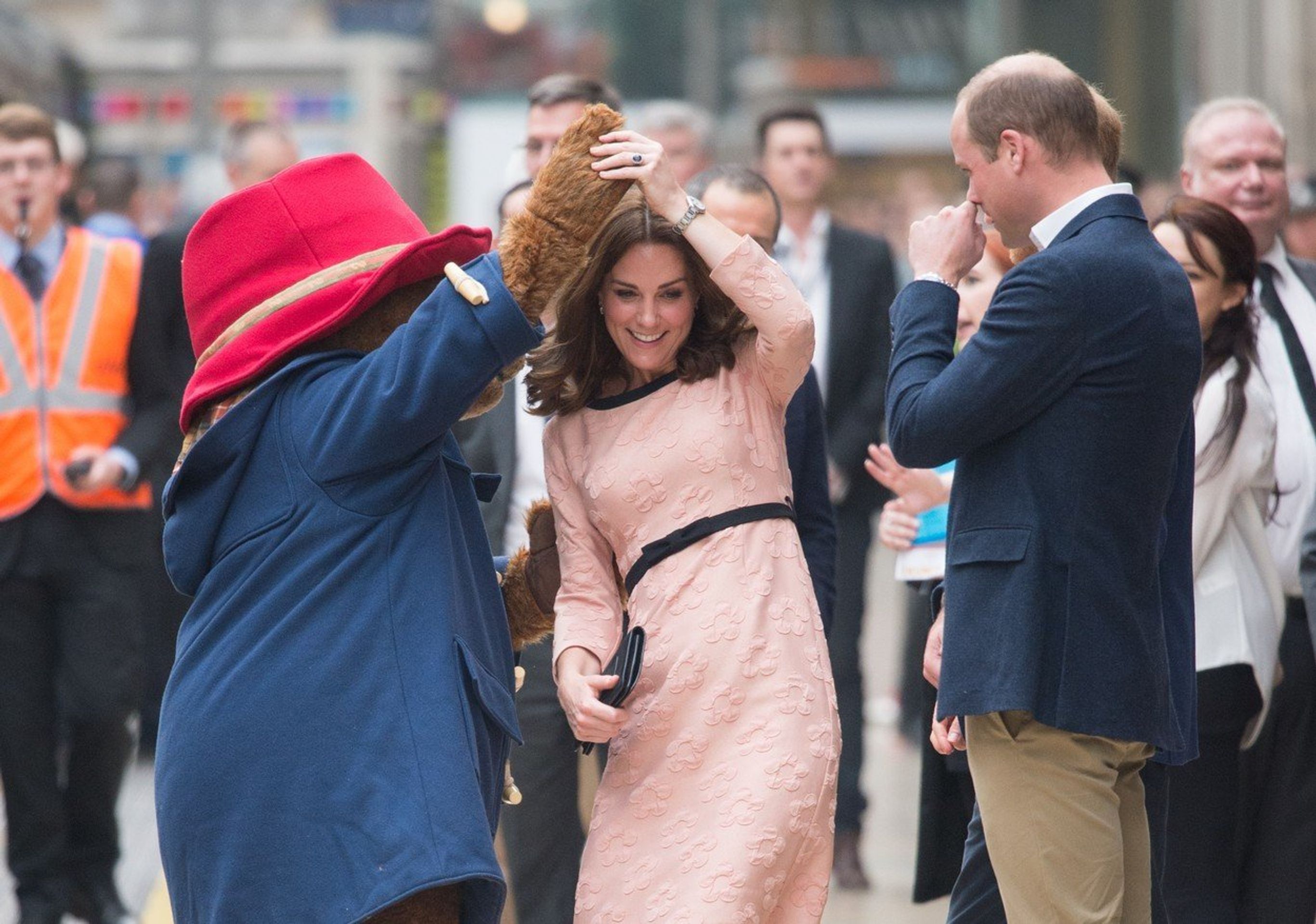 Těhotná Kate na veřejnosti tančila a smála se - 4 - GALERIE: Těhotná Kate tančila s medvídkem Paddingtonem (4/4)