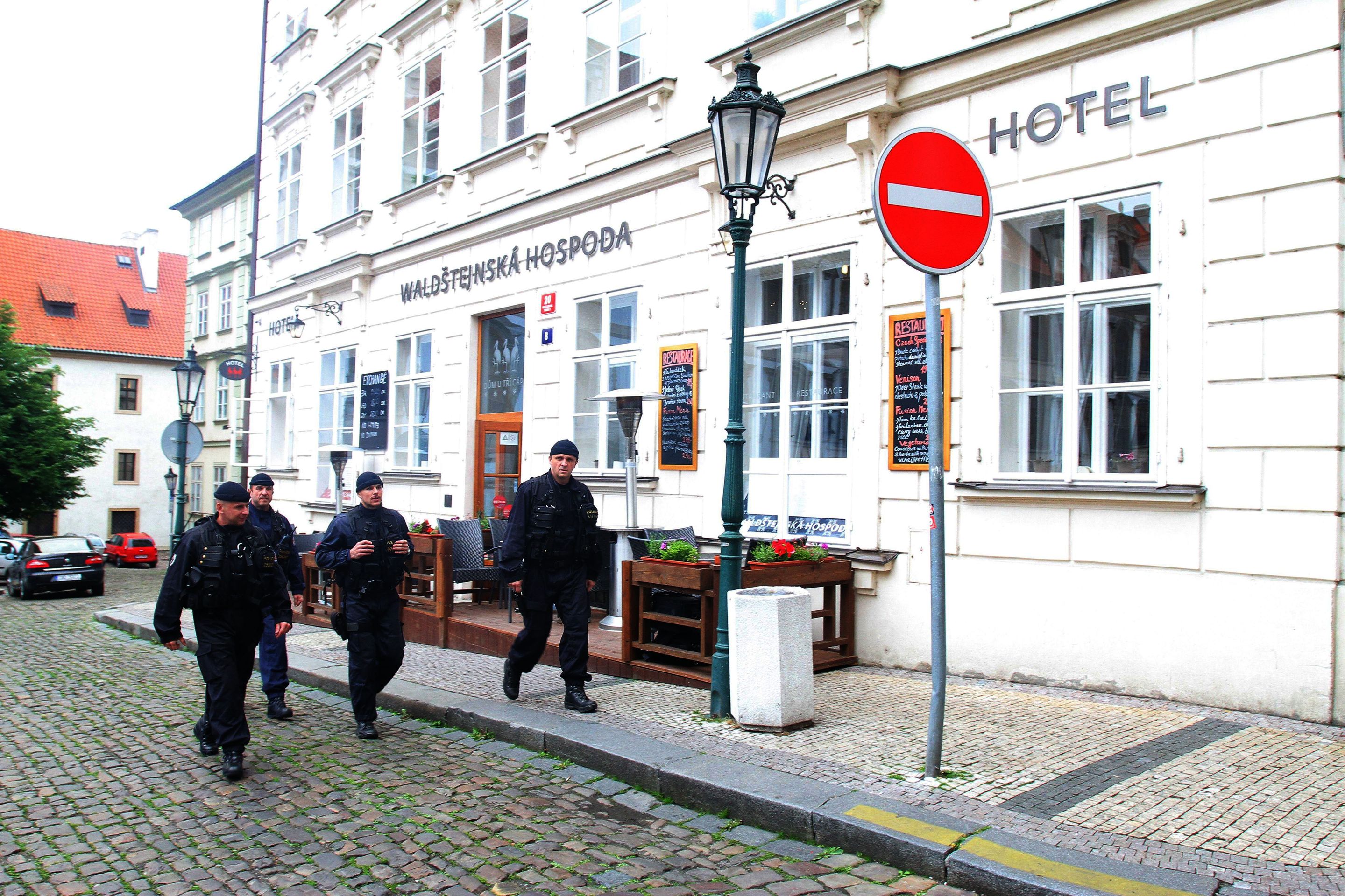 Rath - přípravy - 3 - Policejní přípravy u dolního vjezdu do areálu Poslanecké sněmovny (3/10)