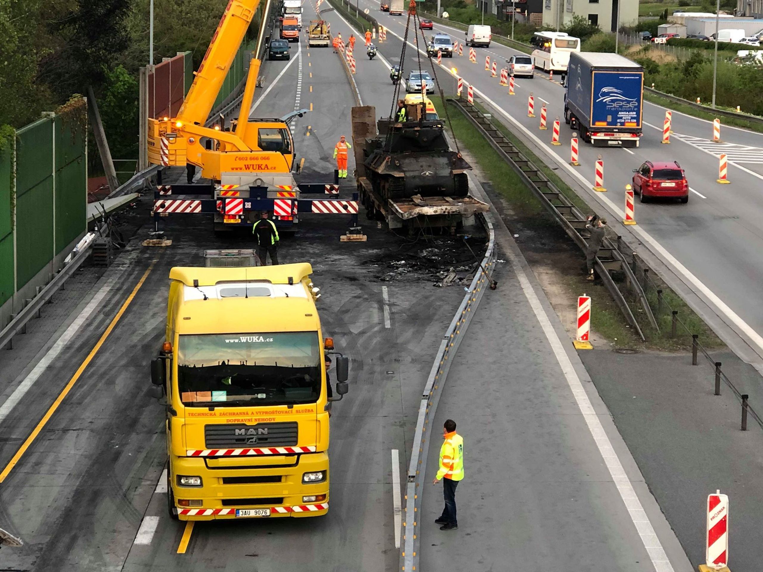 Odklízení trosek na Pražském okruhu - 3 - GALERIE: Nehoda autobusu a kamionů na pražském okruhu (29/30)