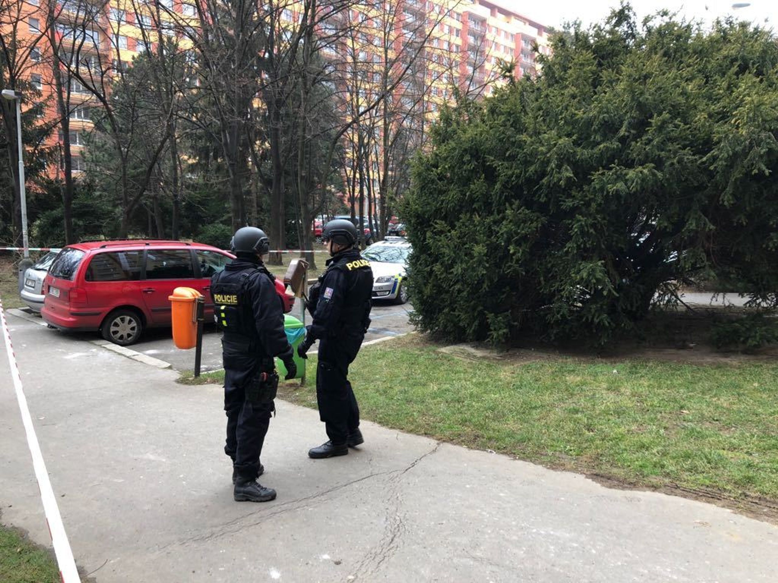 Policisté zasahují ve Famfulíkově ulici v Praze, muž tam hrozí bombou - 2 - GALERIE: Evakuace a zásah policistů ve Famfulíkově ulici (12/14)