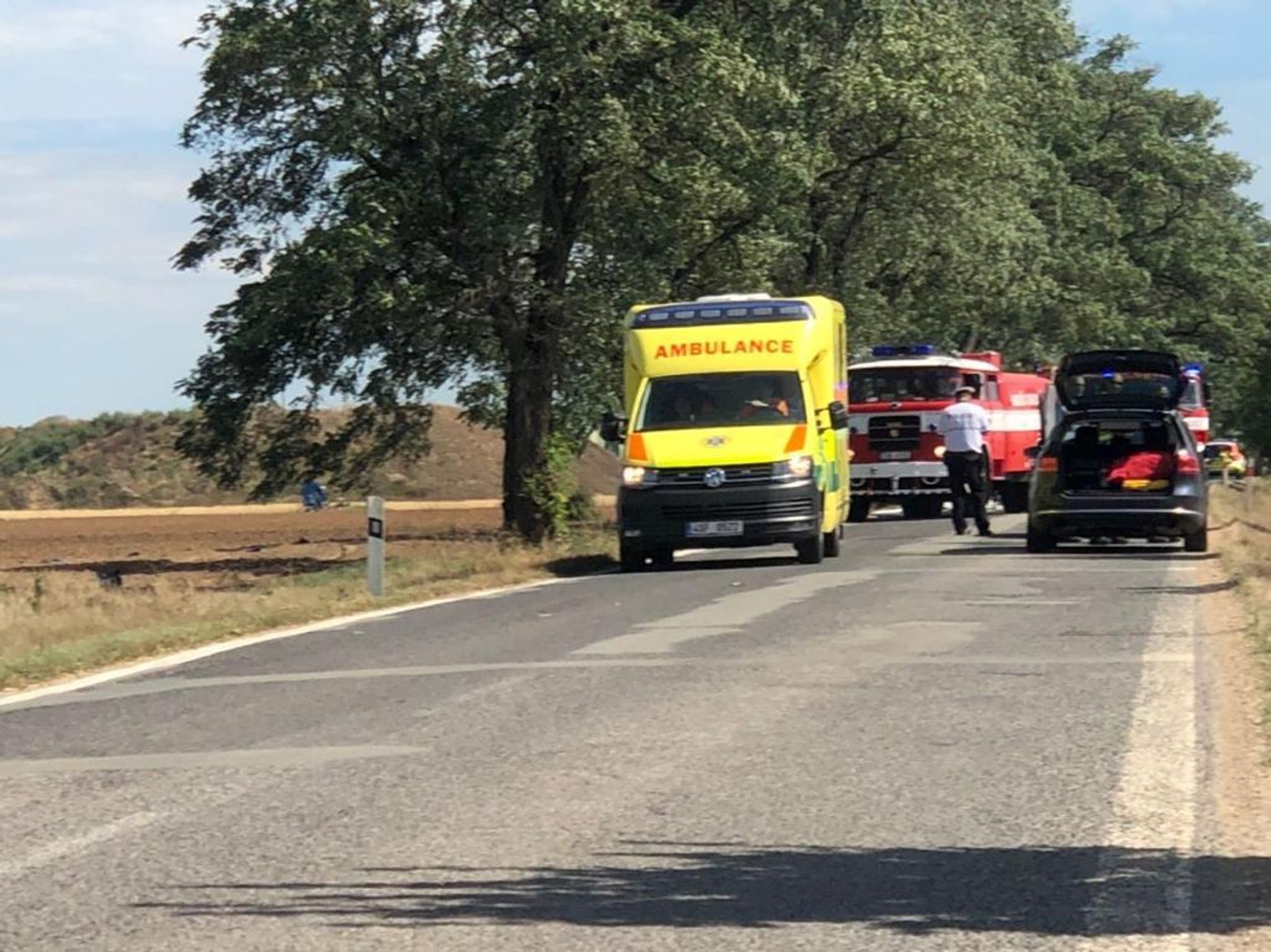 Auto začalo po nárazu do stromu hořet, řidič zemřel - 4 - GALERIE: Auto na Mělnicku po nárazu do stromu vzplálo, řidič zemřel (1/5)