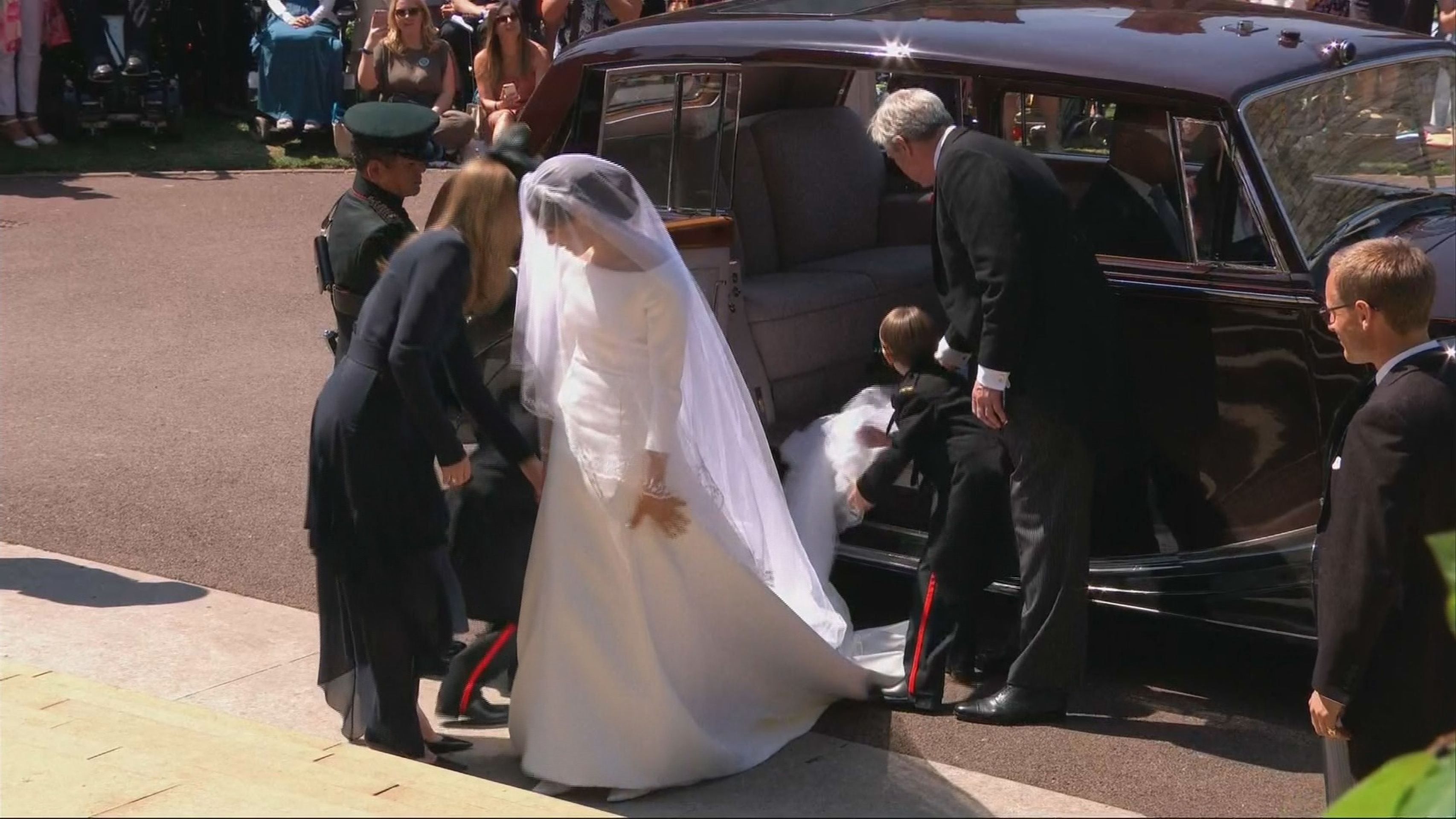 Meghan Markleová přichází na svatbu - 5 - GALERIE: Svatební šaty Meghan Markle (4/12)
