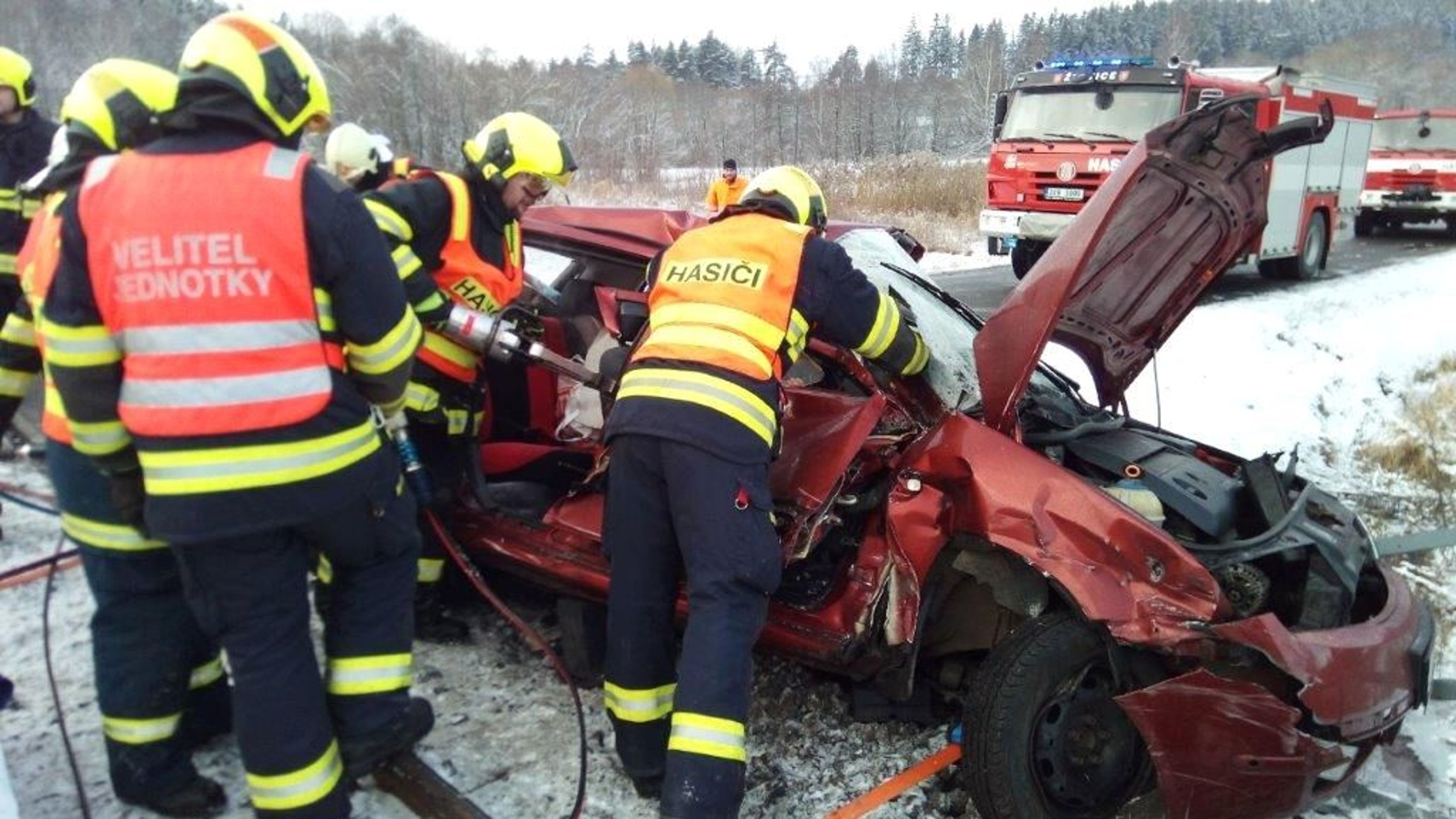 Vlak smetl na přejezdu na Karlovarsku auto - 8 - GALERIE: Nehoda na přejezdu Záhořice (12/19)