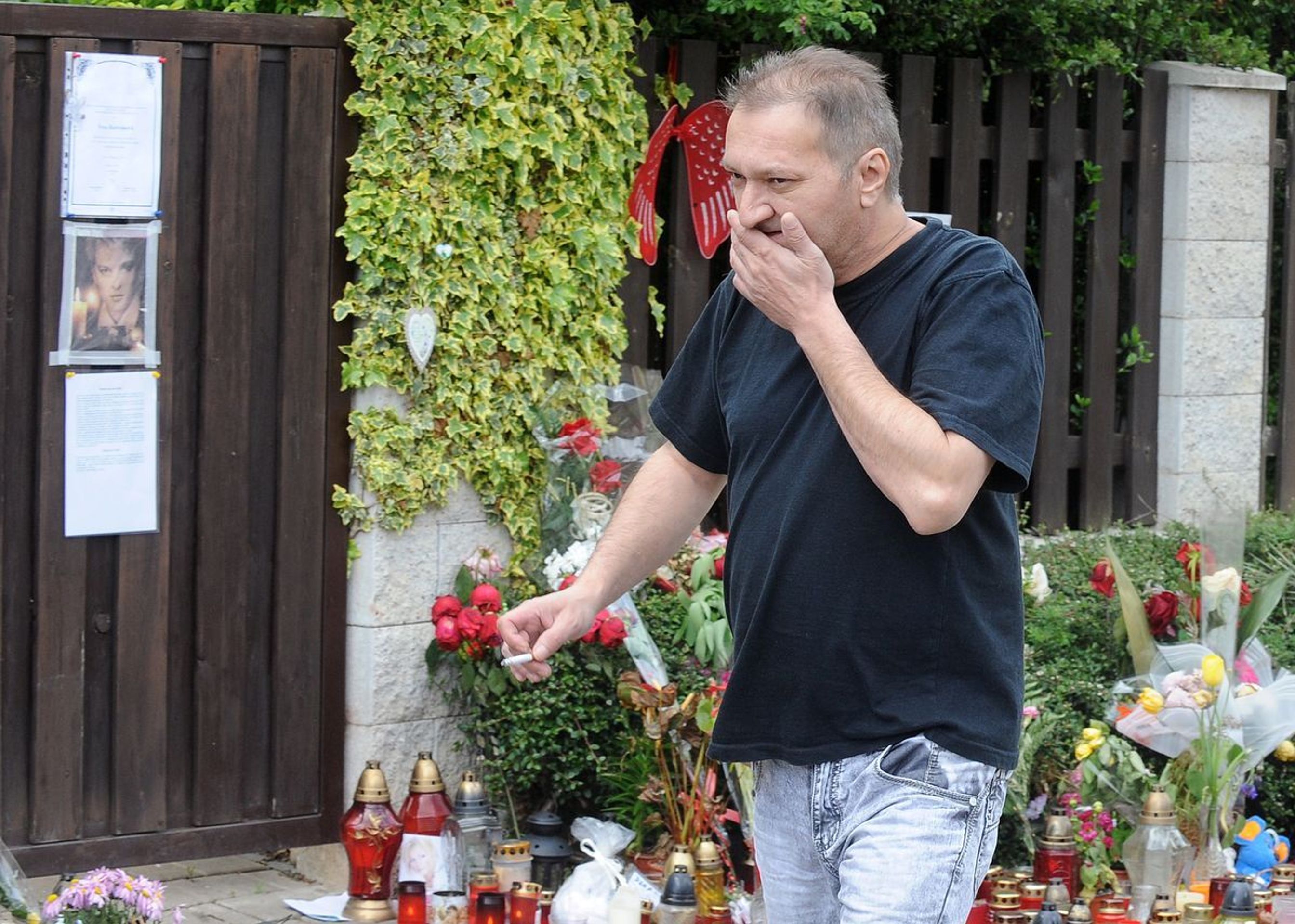 Kamarád Standa před domem v Uhříněvsi - 2 - GALERIE: Kamarád Standa před domem v Uhříněvsi (1/4)