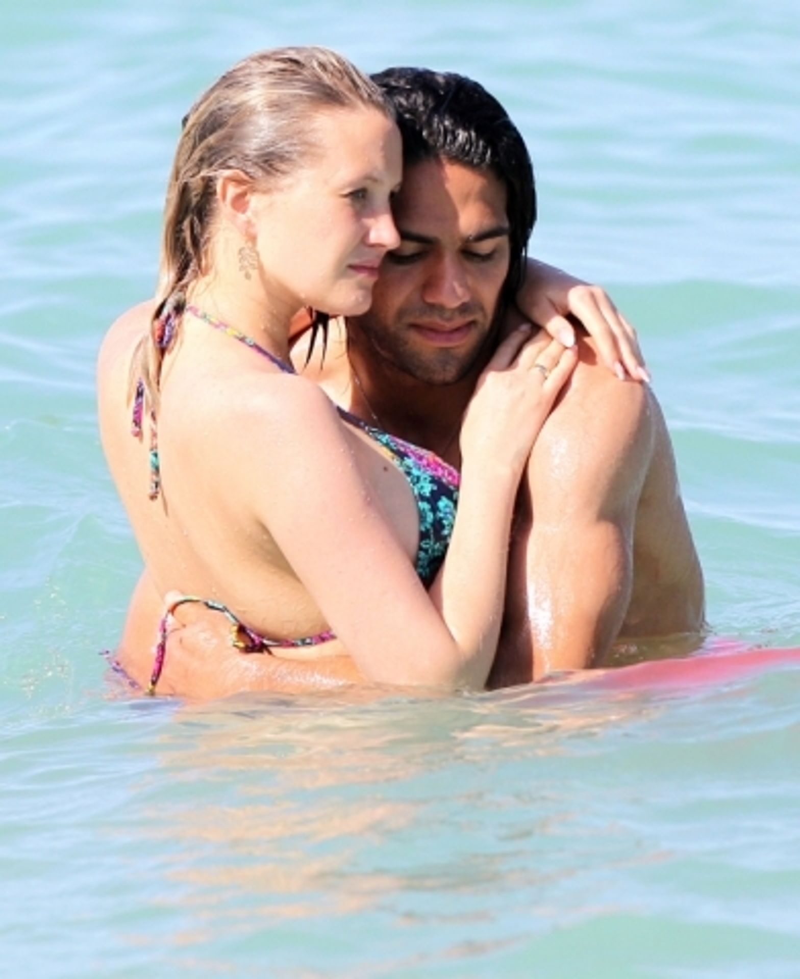 Falcao na pláži v Miami s těhotnou manželkou - 8 - GALERIE: Falcao na pláži v Miami s těhotnou manželkou (6/8)