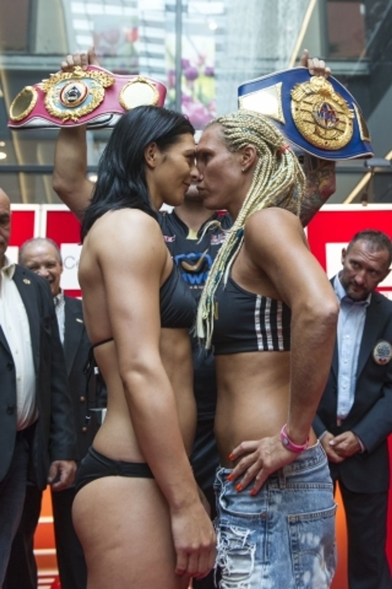 Mikaela Laurenová, Christina Hammerová - 7 - GALERIE: Boxerka zaskočila soupeřku polibkem (7/15)