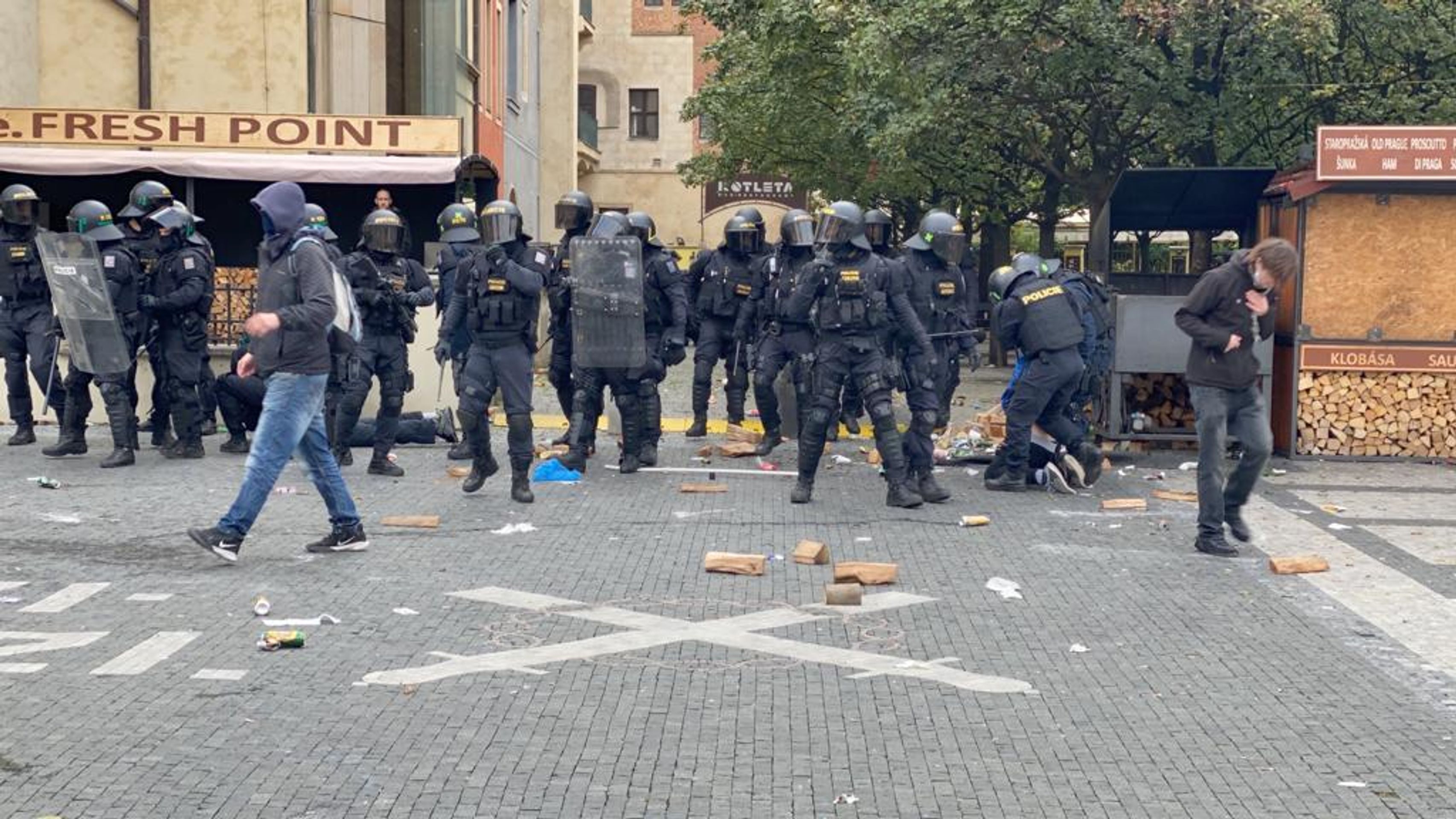 Demonstrace fotbalových chuligánů na Staroměstském náměstí se vyhrotila - 13 - GALERIE: Protestní akce na Staroměstském náměstí se zvrhla (11/23)