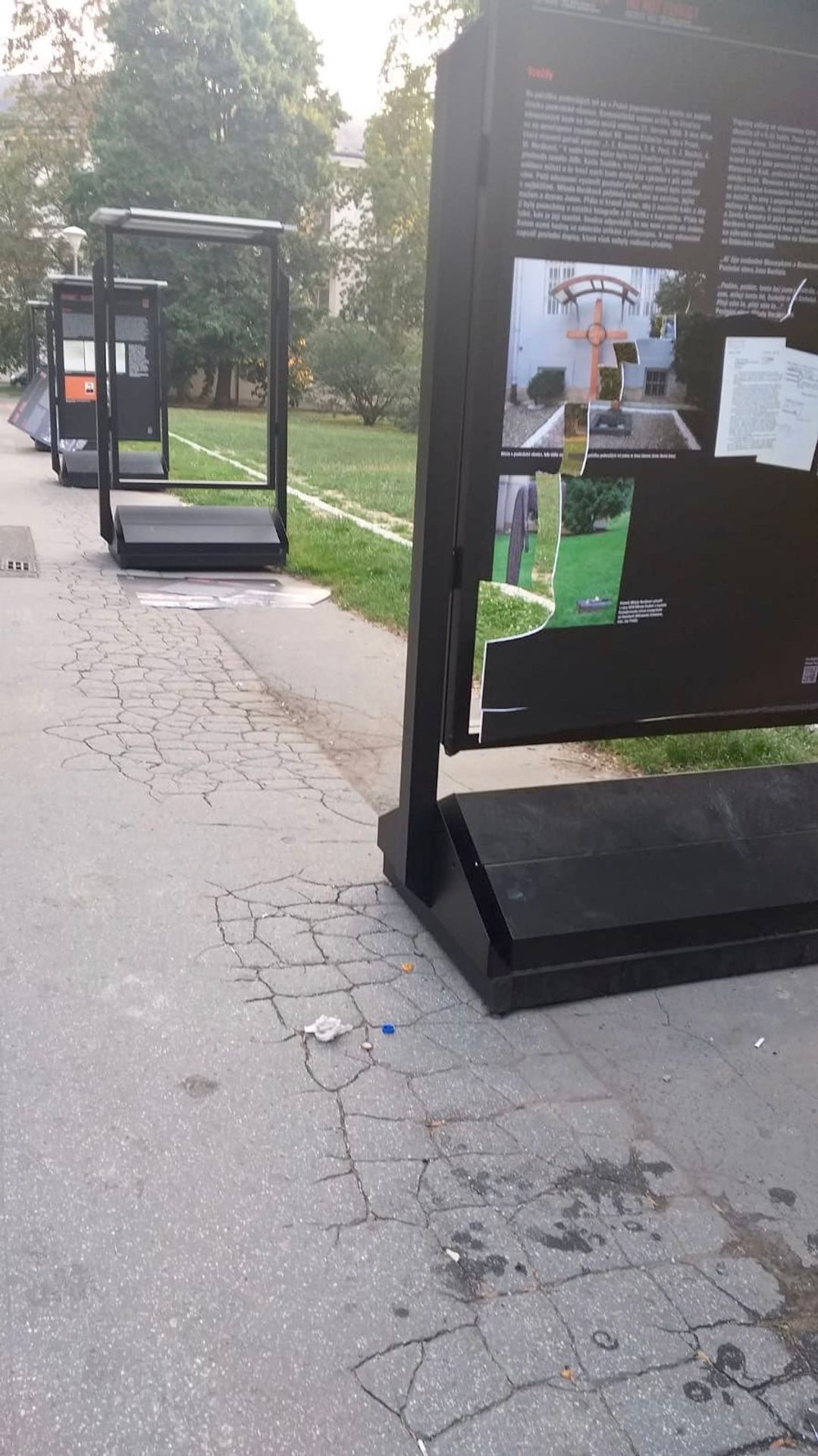 Poničená výstava na Kampě - 2 - GALERIE: Vandalové poničili výstavu Milady Horákové (3/4)