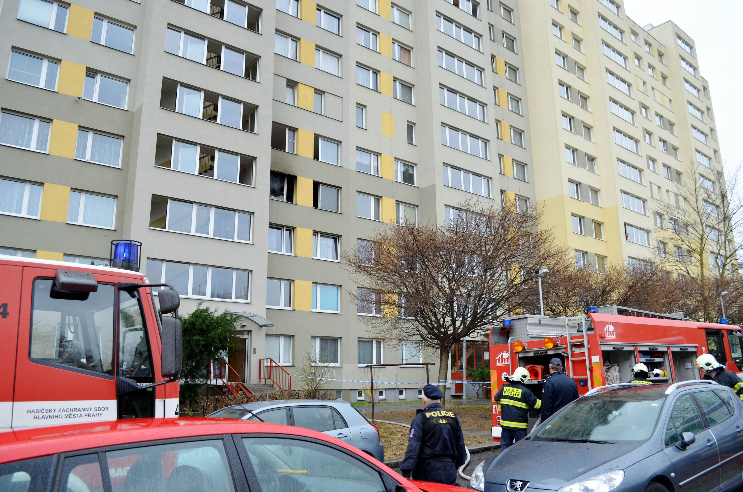 Hasiči sundavali opilého mladíka ze střechy - Požár na pražském Chodově (6/6)