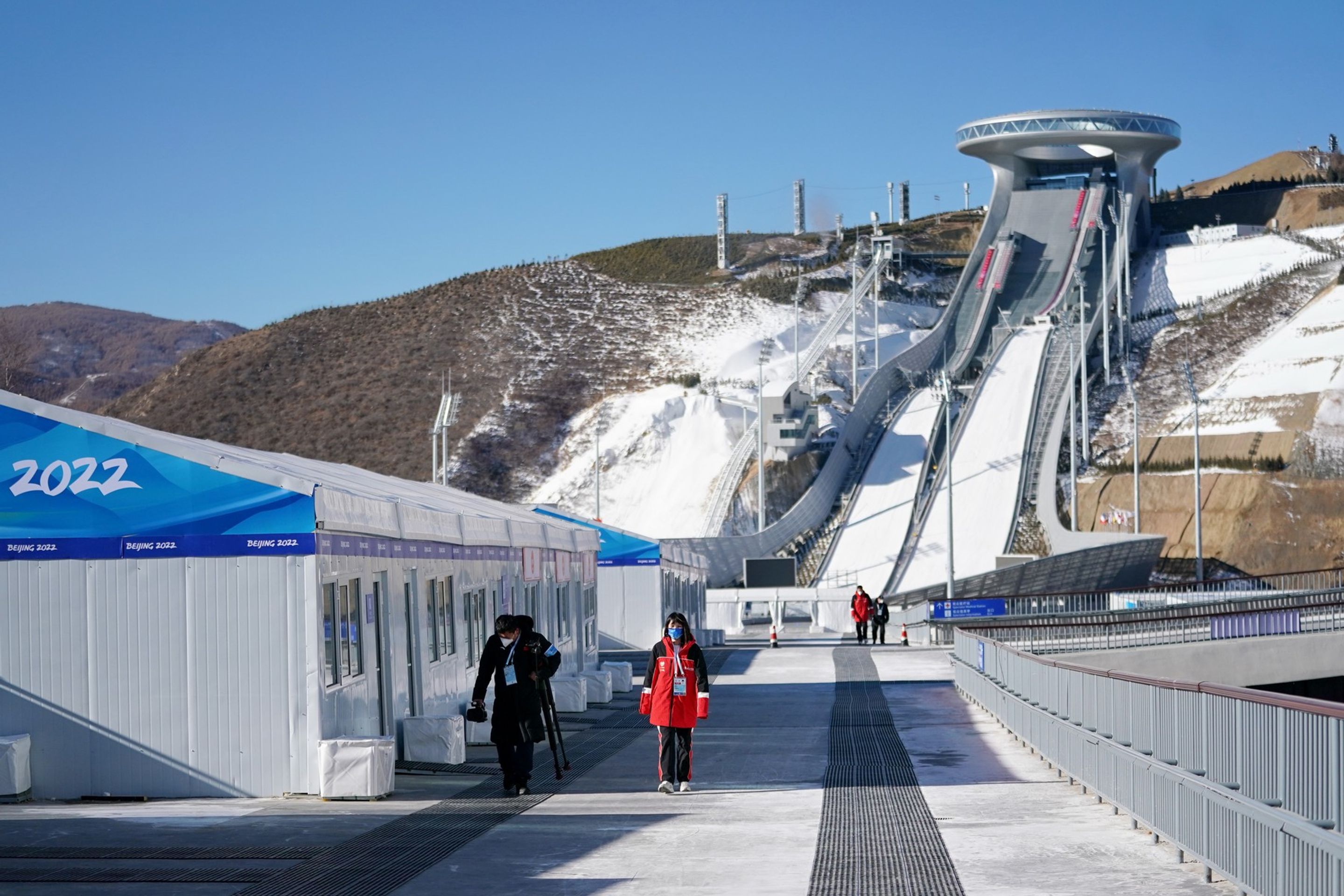 Pohled na skokanské můstky v Zhangjiakou - Olympijské sportoviště v Zhangjiakou (5/9)