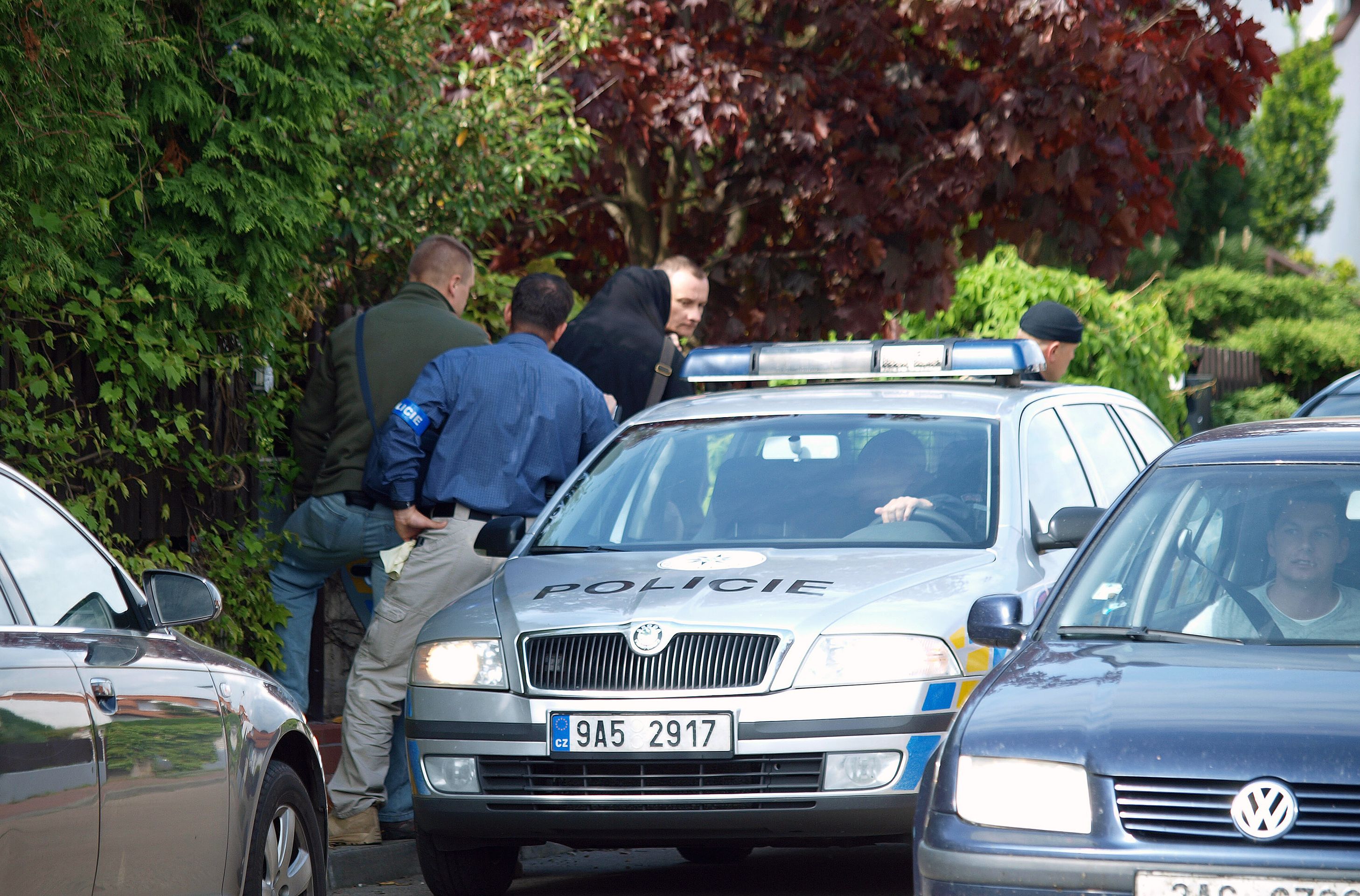 Davida ratha ováží policie - Policie prohledává dům Davida Ratha (6/6)