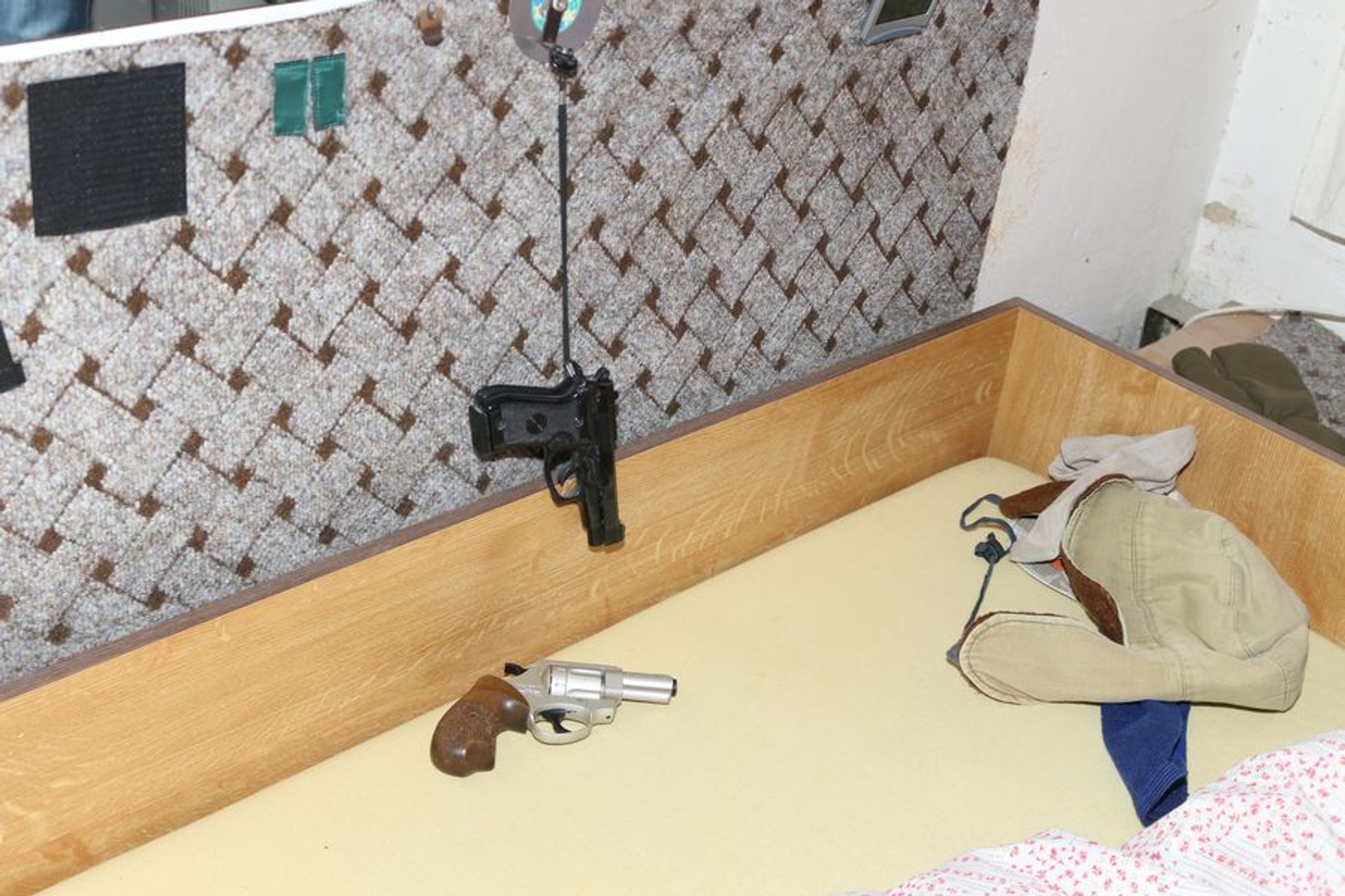 Muž měl doma sbírku zbraní - 12 - GALERIE: Muž měl doma sbírku zbraní (12/12)