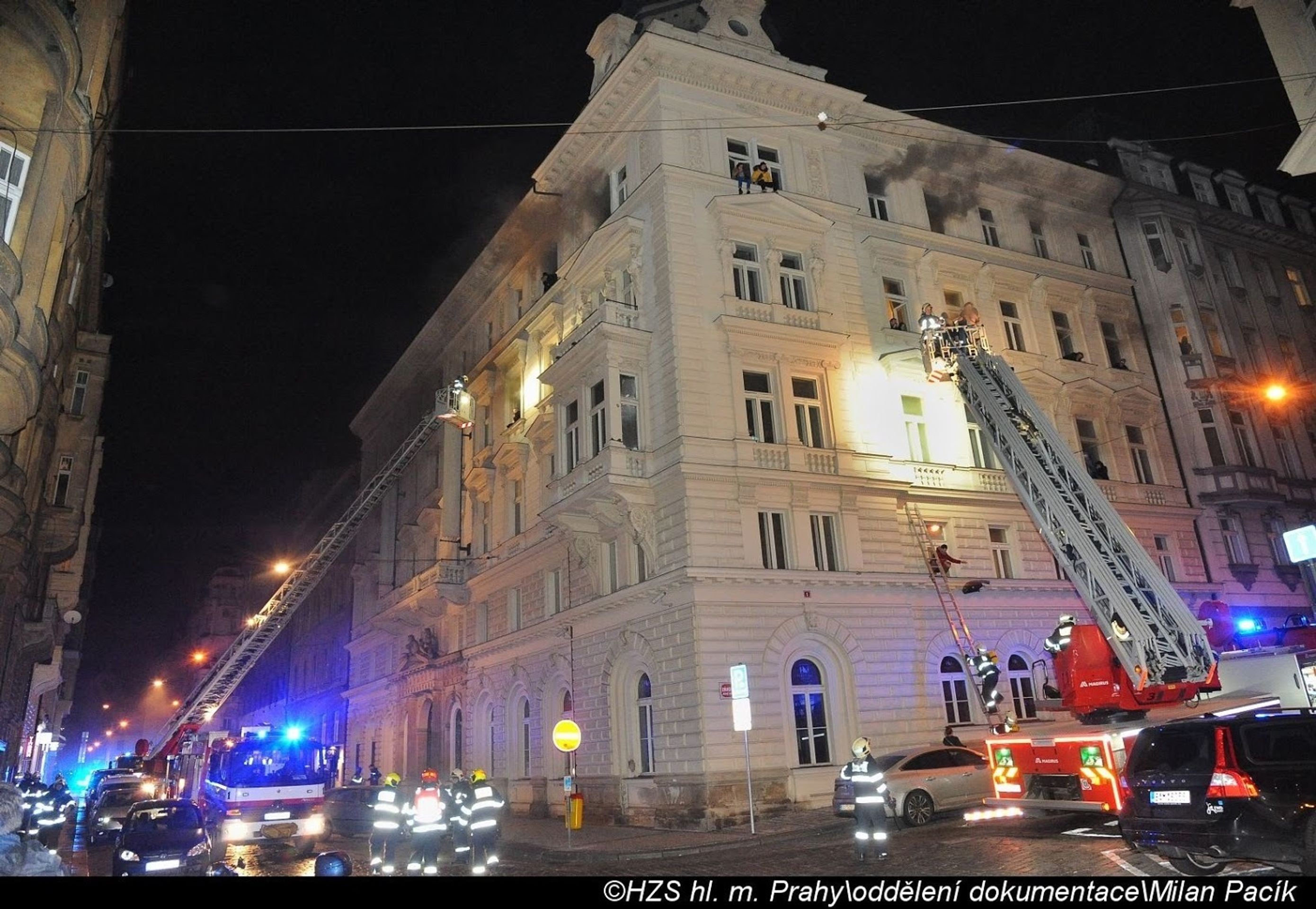Při požáru hotelu v Praze zemřeli dva lidé - 4 - GALERIE: Požár hotelu v centru Prahy (30/33)