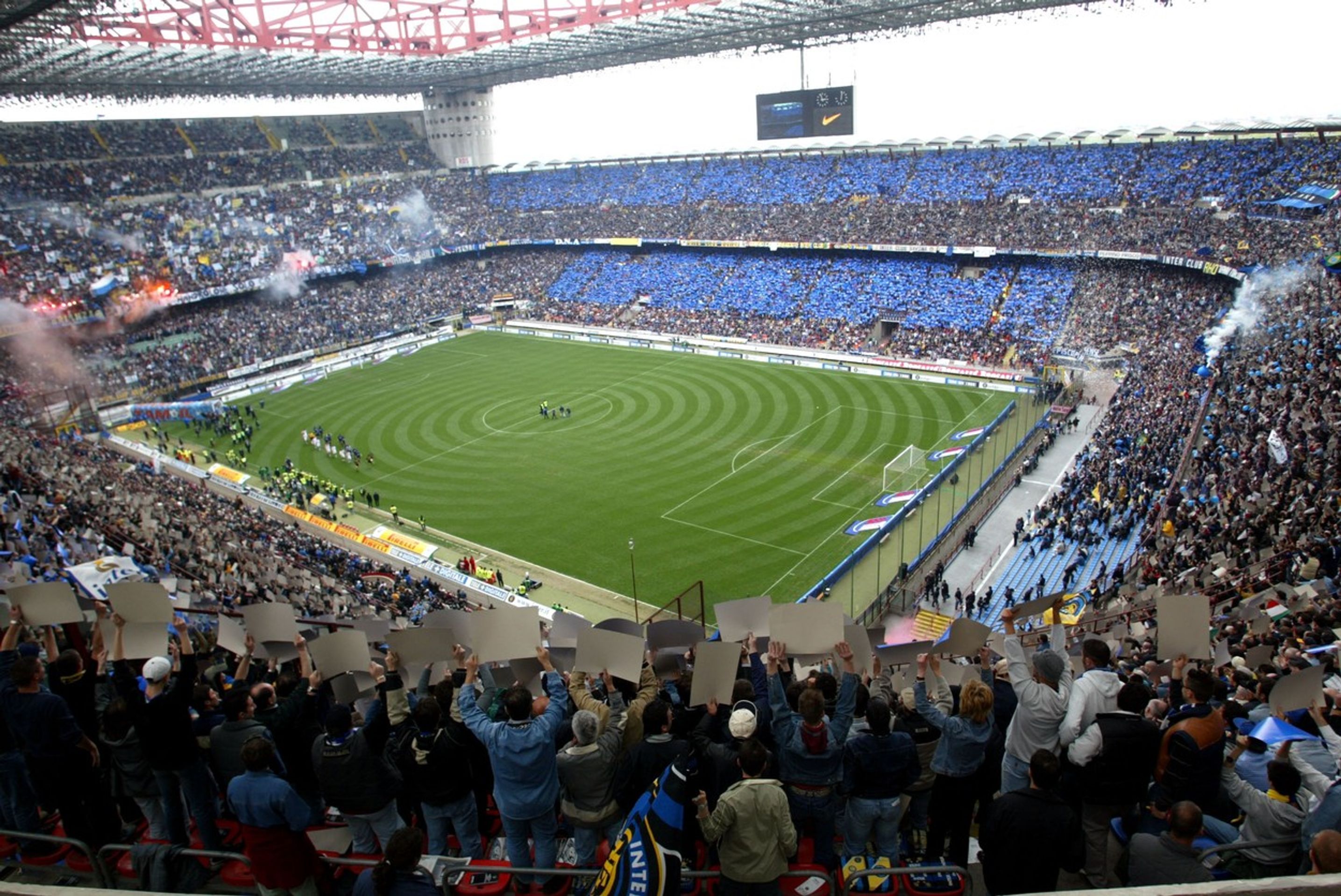 San Siro - GALERIE: 10 největších fotbalových stadionů v Evropě (5/10)