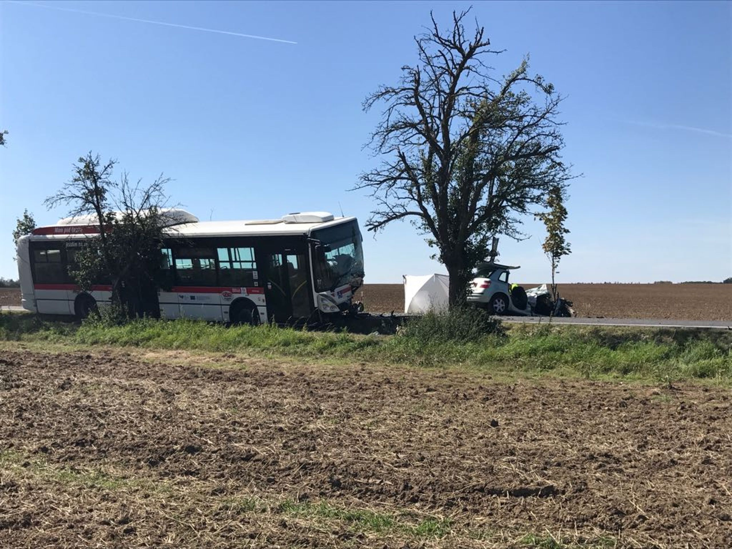 Nehoda linkového autobusu a osobního auta u Prahy - 5 - GALERIE: Nehoda linkového autobusu a osobního auta u Prahy (5/6)
