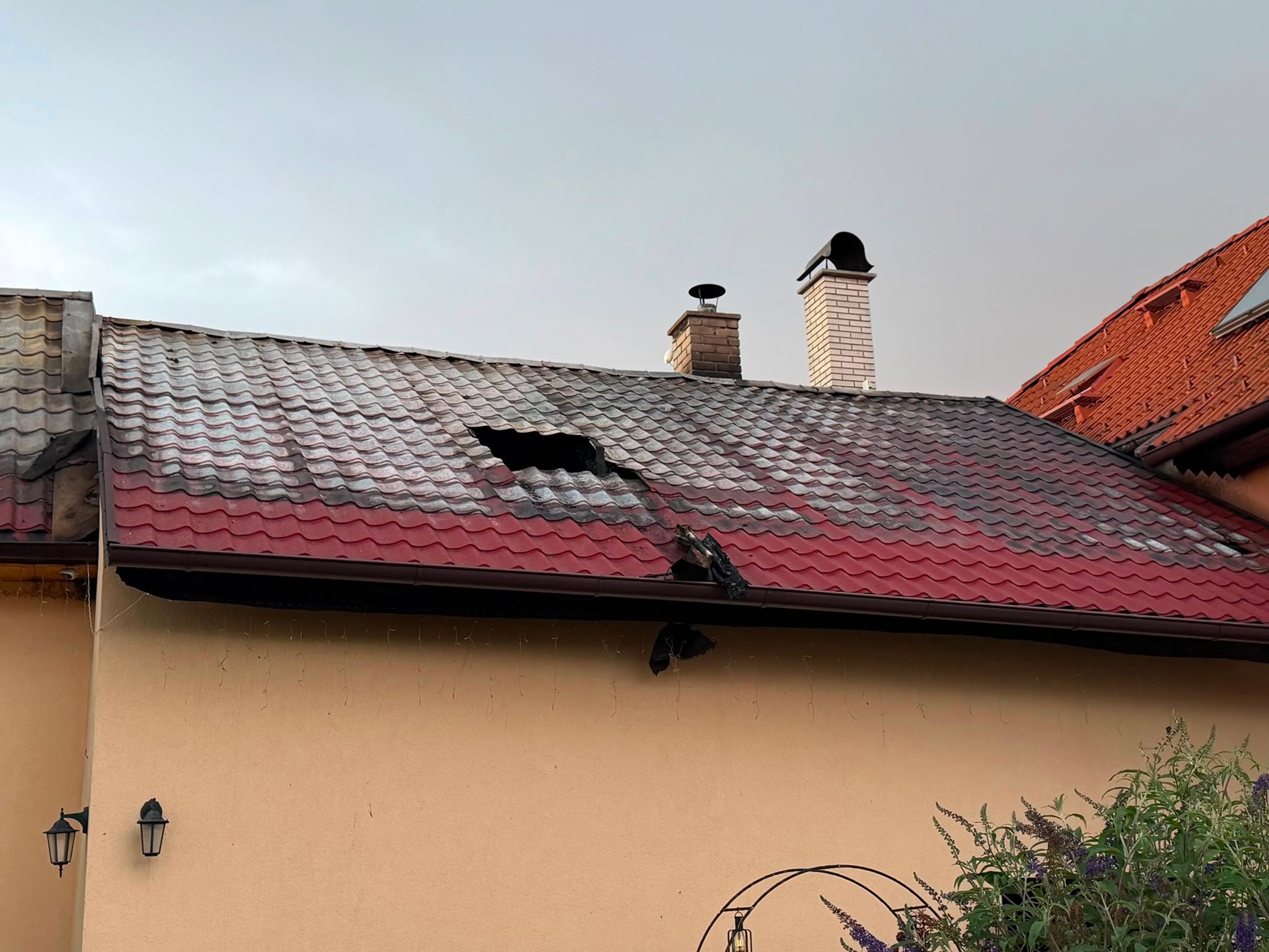 Požár domu na Mělnicku - Rodině ze Střem shořel dům (18/19)