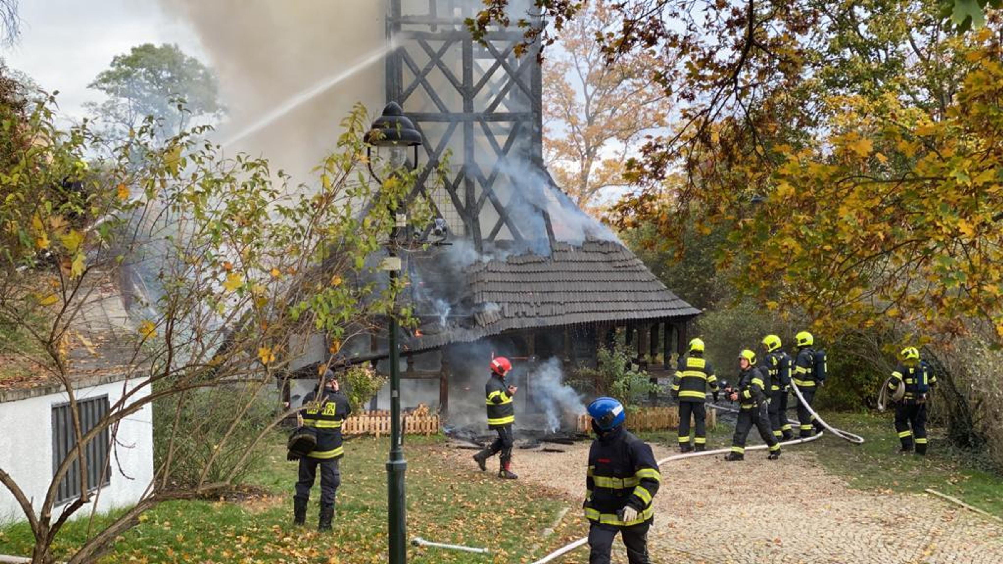 Hořící kostel v zahradě Kinských - 10 - GALERIE: Dřevěný kostel v zahradě Kinských zachvátil požár (6/9)