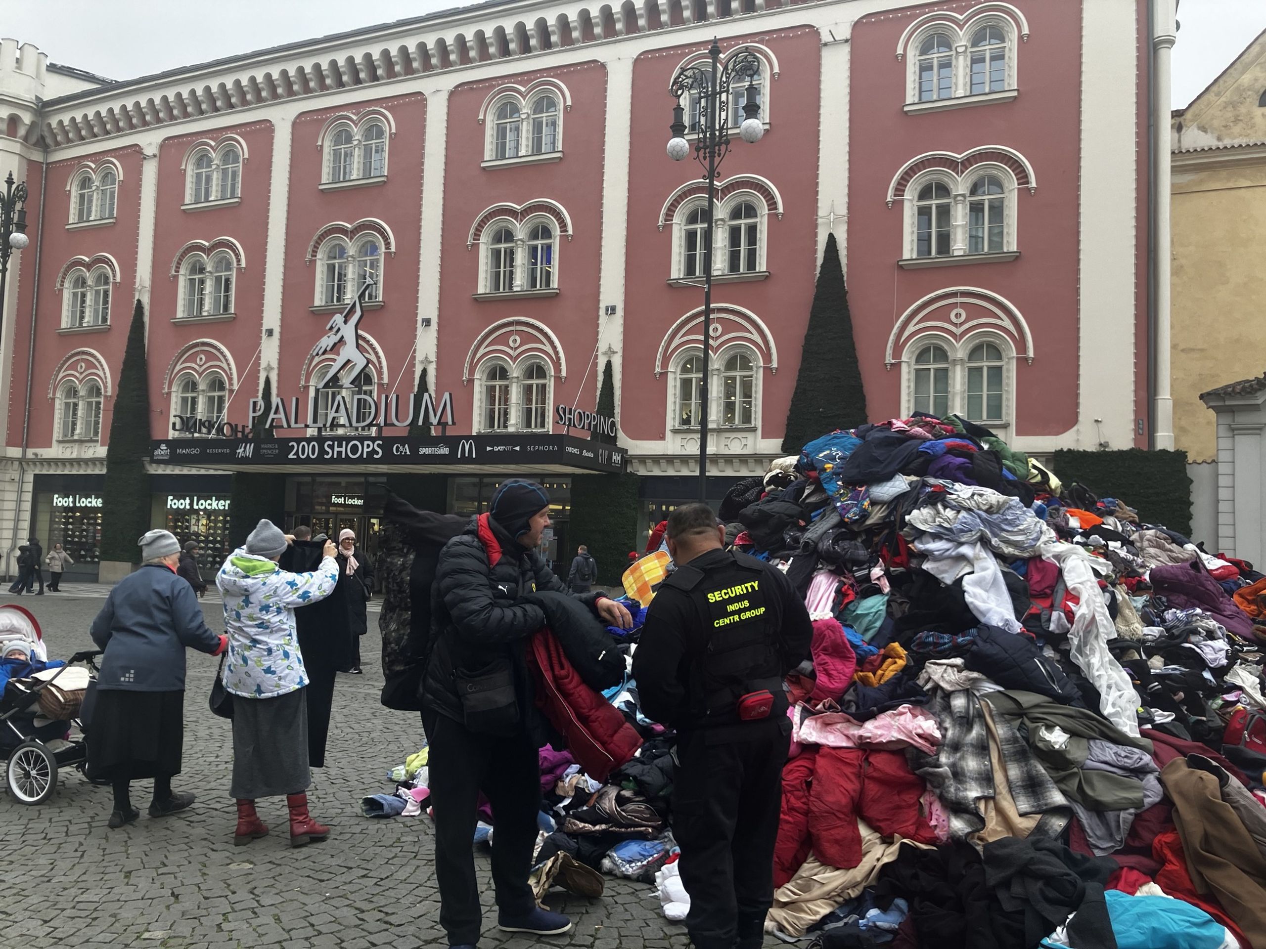 Hromada oblečení na Náměstí Republiky (3) - Hromada oblečení na Náměstí Republiky (3/3)