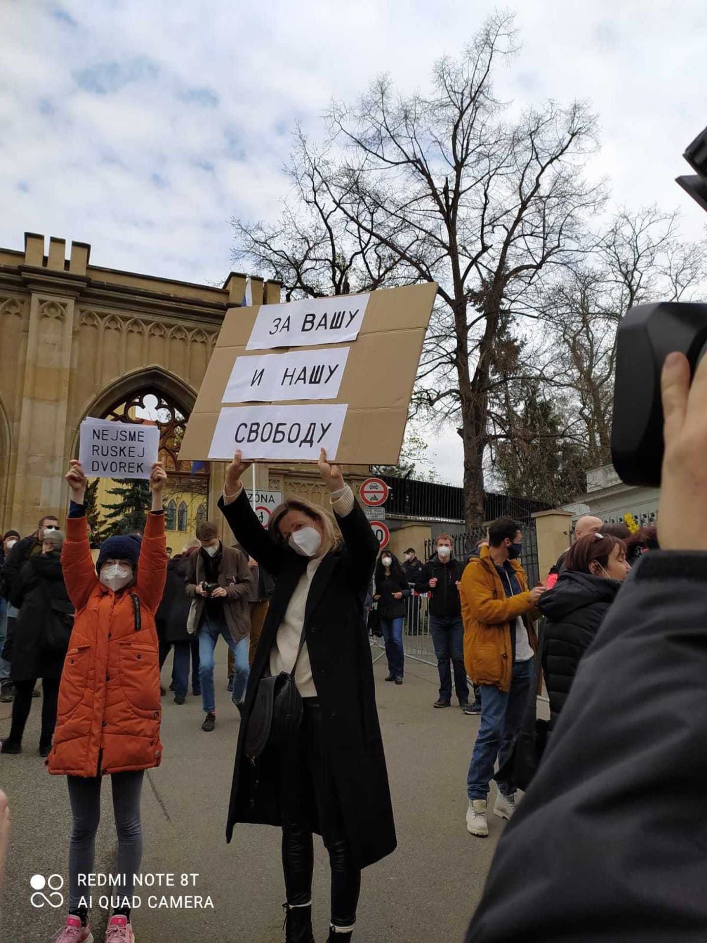 Protesty před ruskou ambasádou - 7 - GALERIE: Protesty před ruskou ambasádou v Praze (9/14)