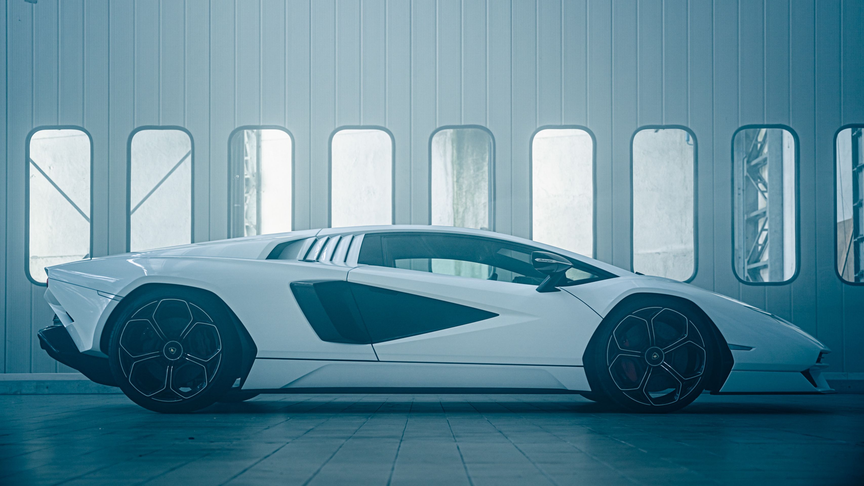 Lamborghini Countach - 41 - Fotogalerie: Ikonické Lambo Countach v nové podobě (17/19)