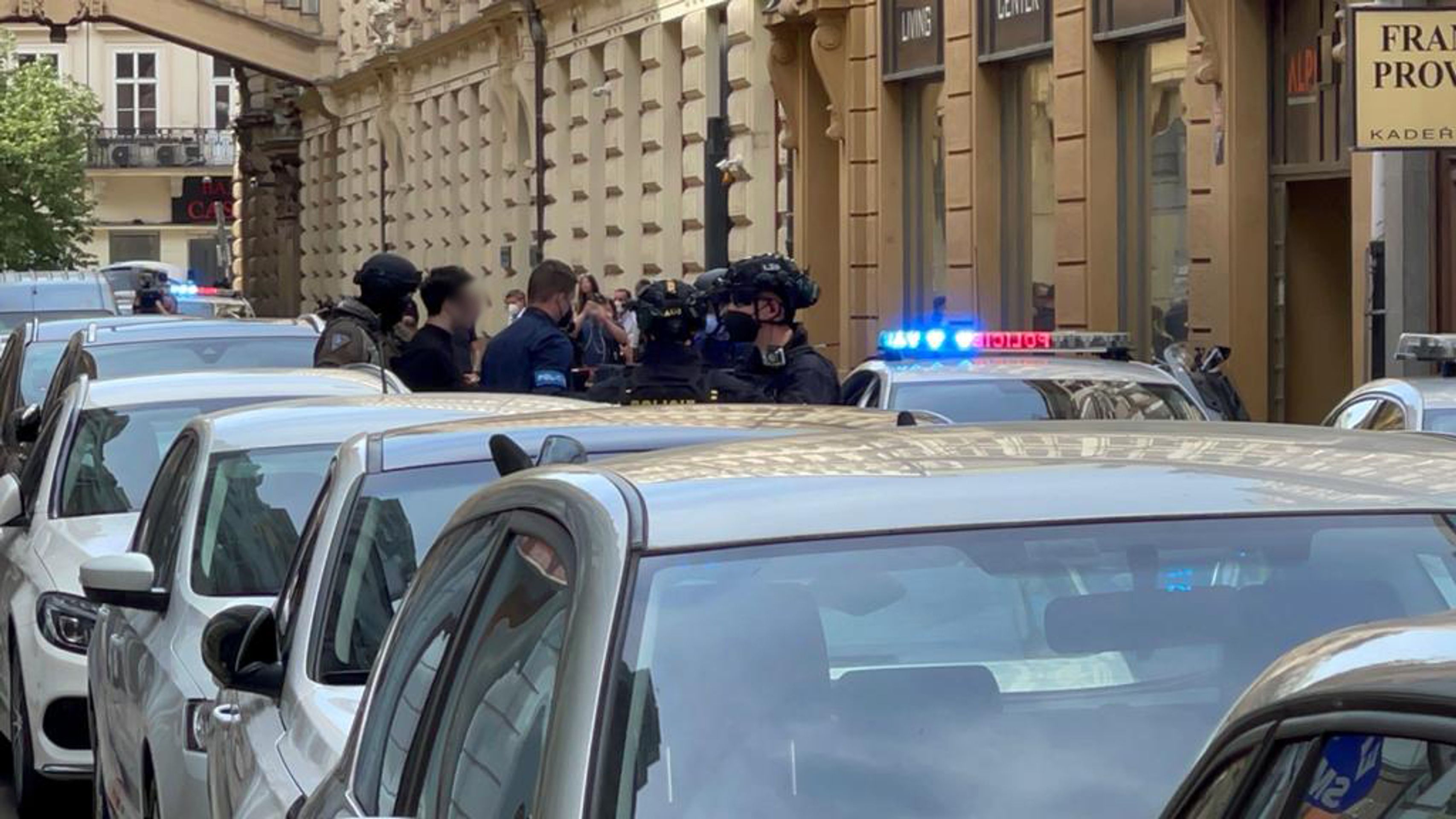 Ozbrojené vloupání v centru Prahy - 3 - GALERIE: Ozbrojení útočníci v bytě v Praze (23/23)