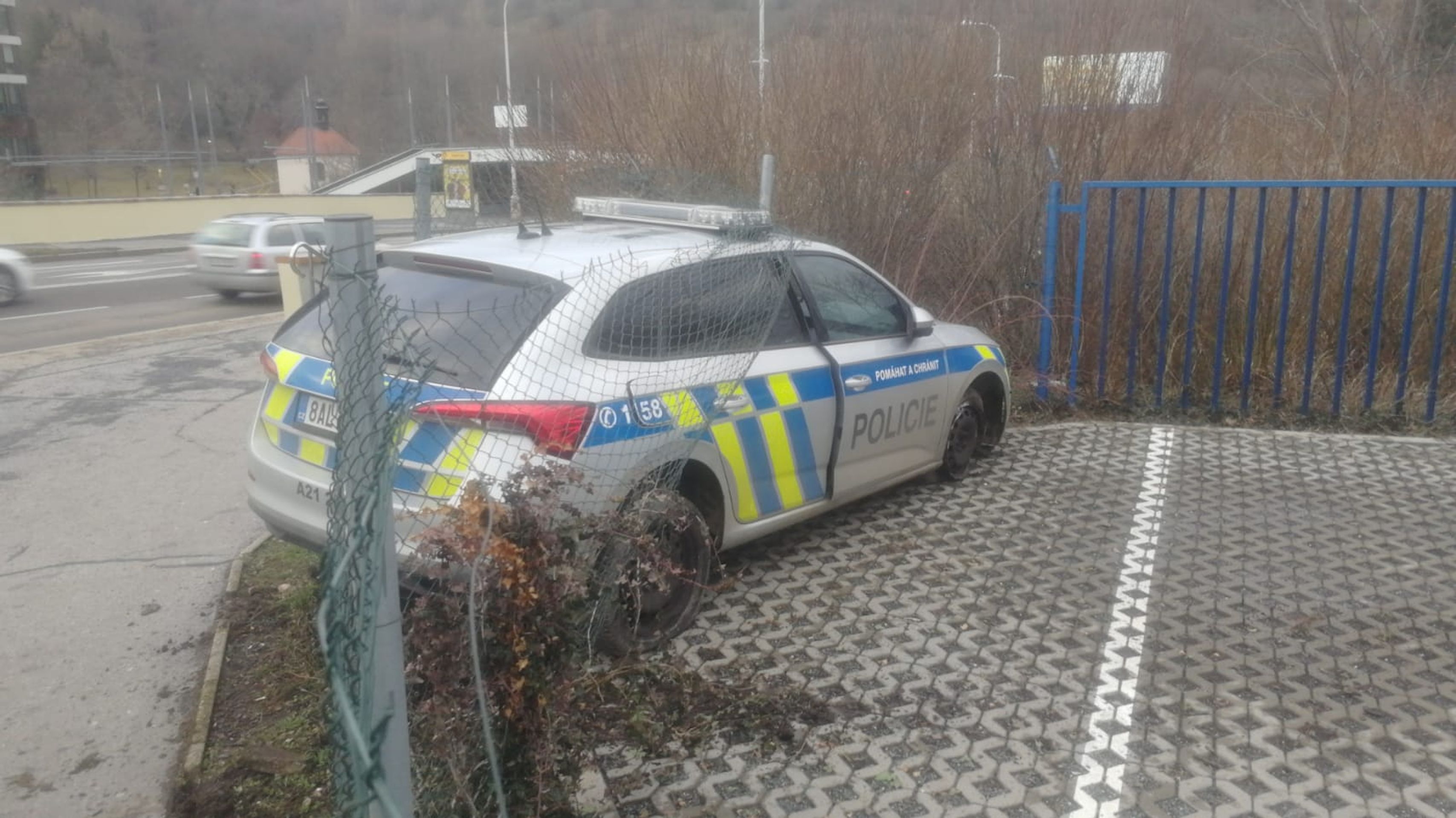 Policejní auto v Praze vyletělo ze silnice (6) - Policejní auto v Praze vyletělo ze silnice (5/8)