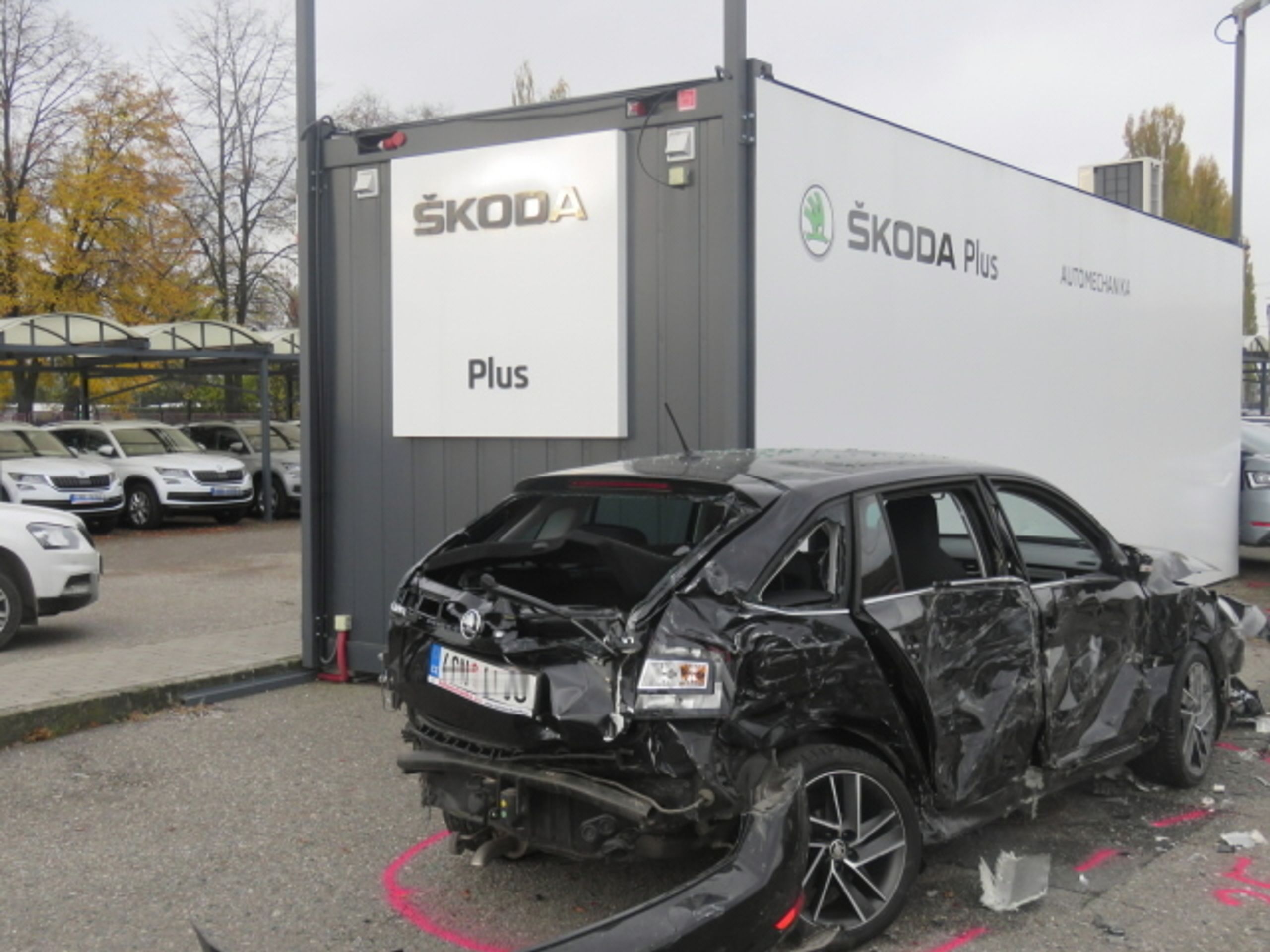Nákladní auto vjelo do autobazaru, kde nabouralo několik aut - 5 - GALERIE: Nákladní auto vjelo do autobazaru, kde nabouralo několik aut (14/17)