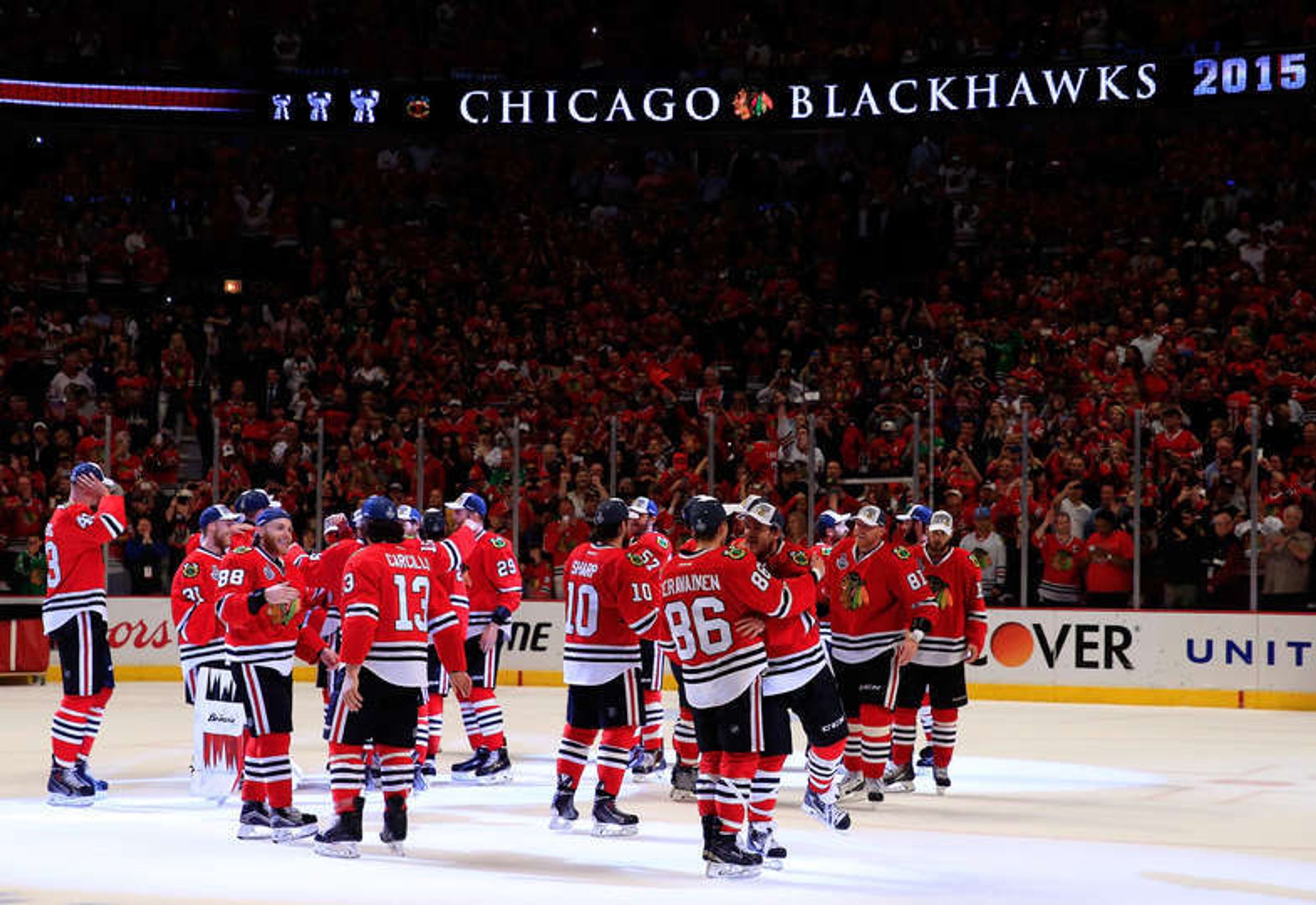 Chicago slaví svůj šestý Stanley Cup - 14 - GALERIE: Chicago získalo svůj šestý Stanley Cup (14/16)