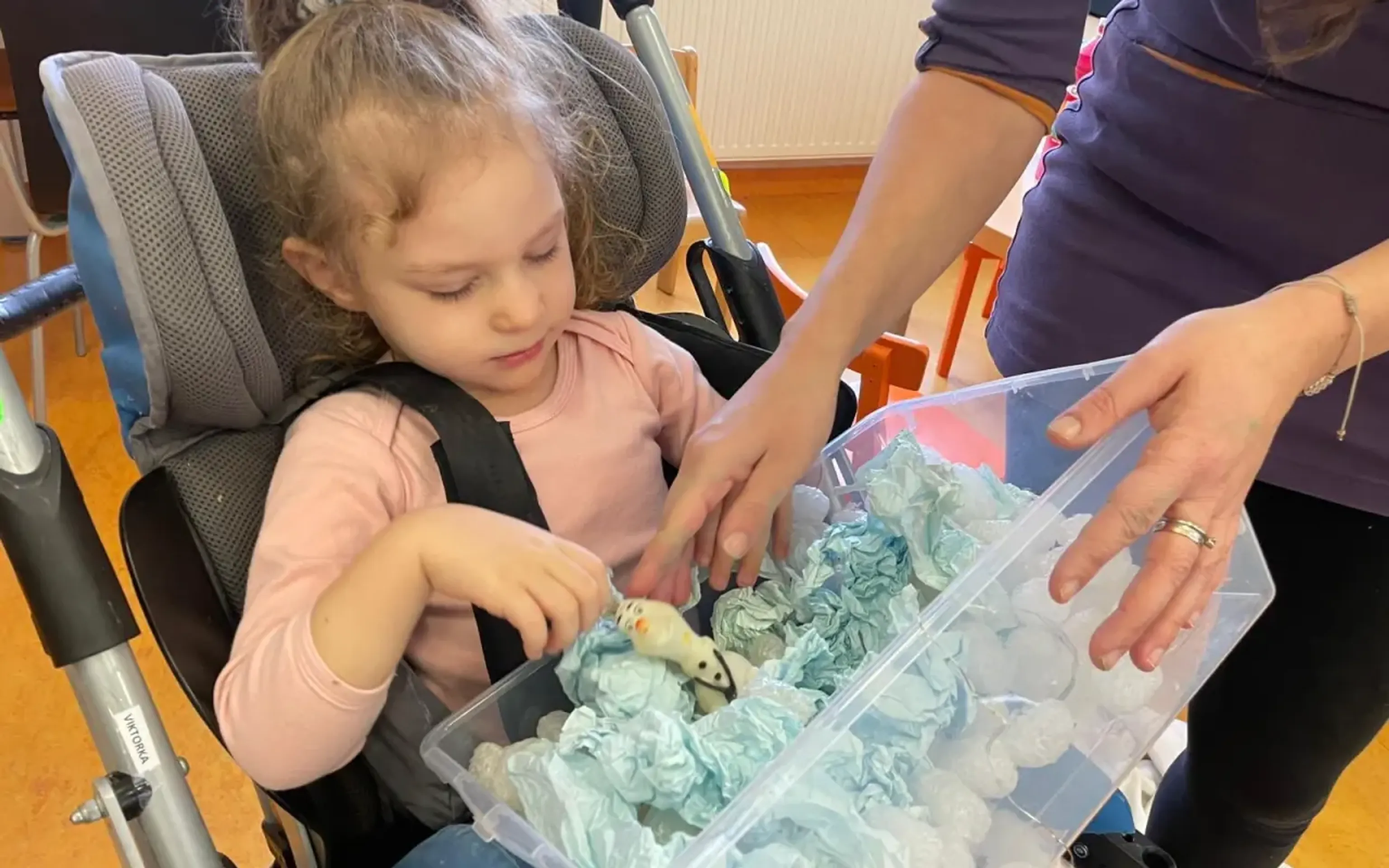 Malá Viktorka bojuje s vážným postižením - Malá Viktorka bojuje s vážným postižením (6/13)