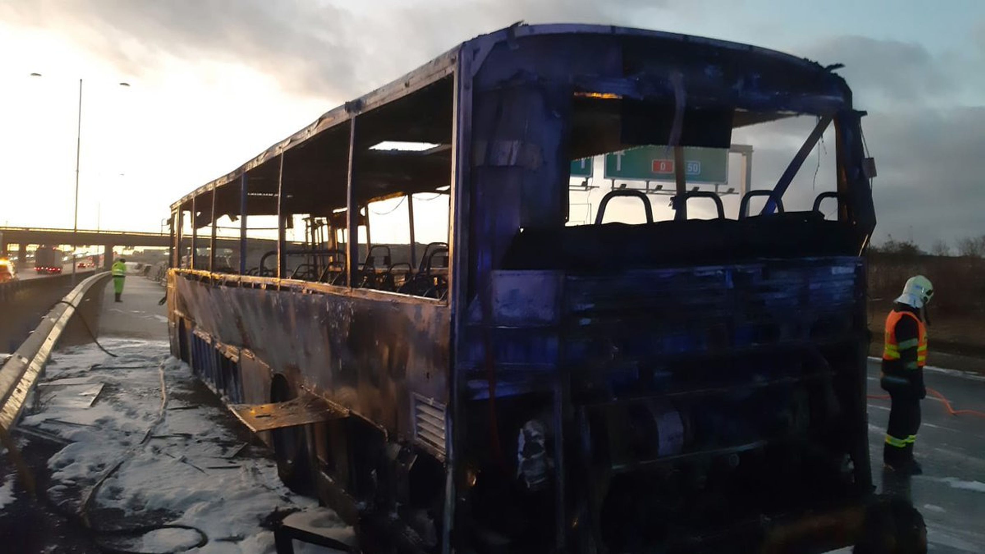 U Prahy shořel příměstský autobus - 2 - GALERIE: U Prahy shořel příměstský autobus (3/4)