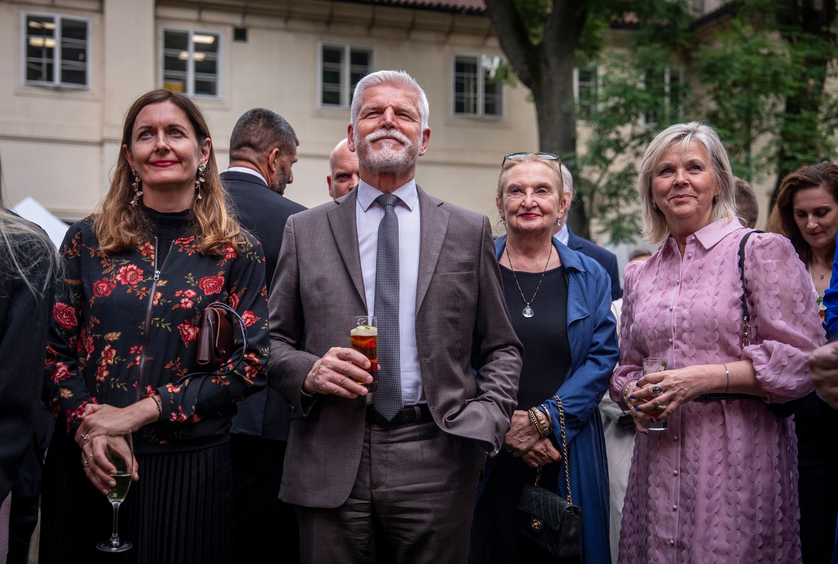 Oslava Krále Karla III. na britském velvyslanectví: Klára Šimáčková Laurenčíková, Petr Pavel, Eva Holubová, Eva Pavlová - Oslava Krále Karla III. na britském velvyslanectví (15/15)