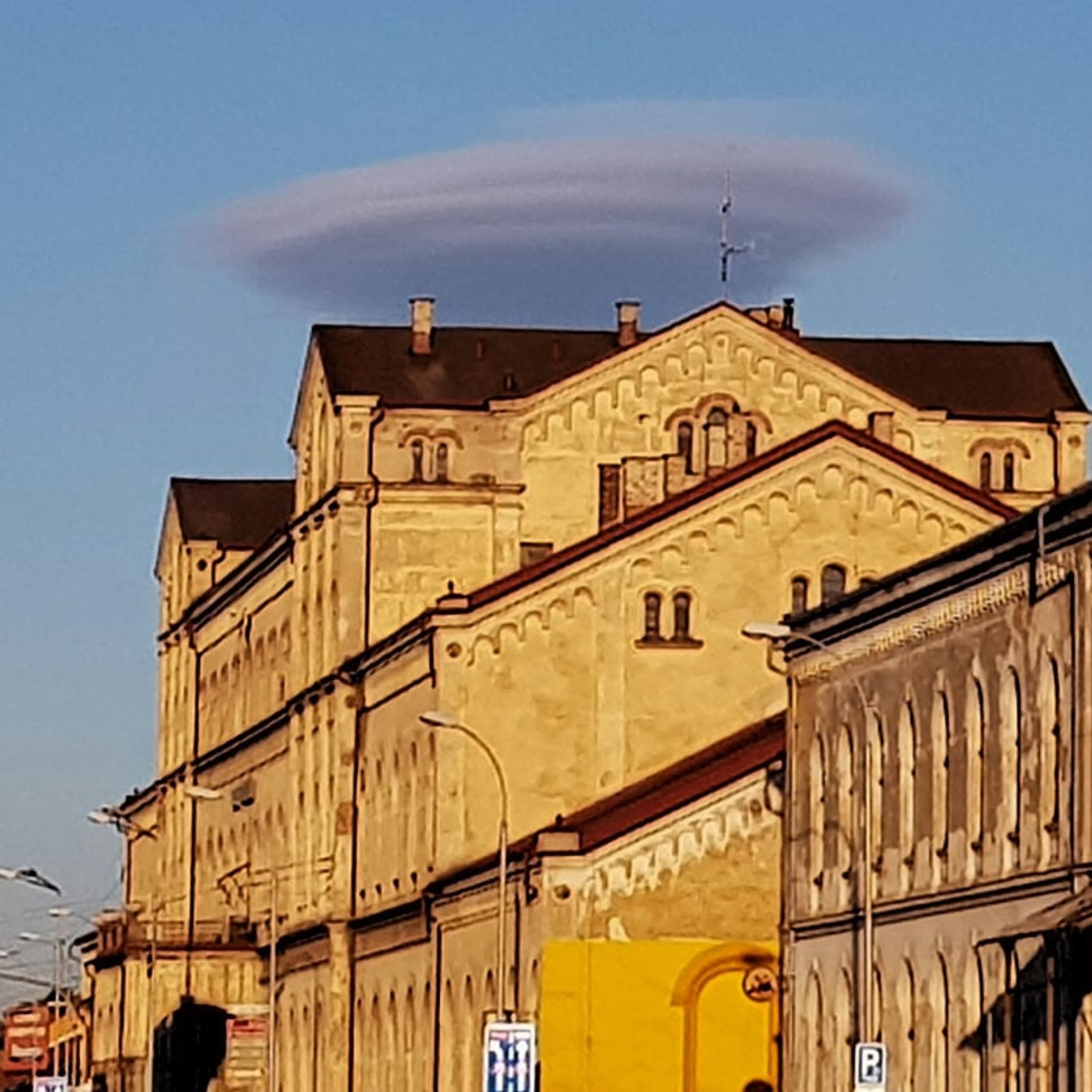 Mrak ve tvaru létajícího talíře nad Teplicemi - 5 - GALERIE: Mrak ve tvaru létajícího talíře nad Teplicemi (5/5)