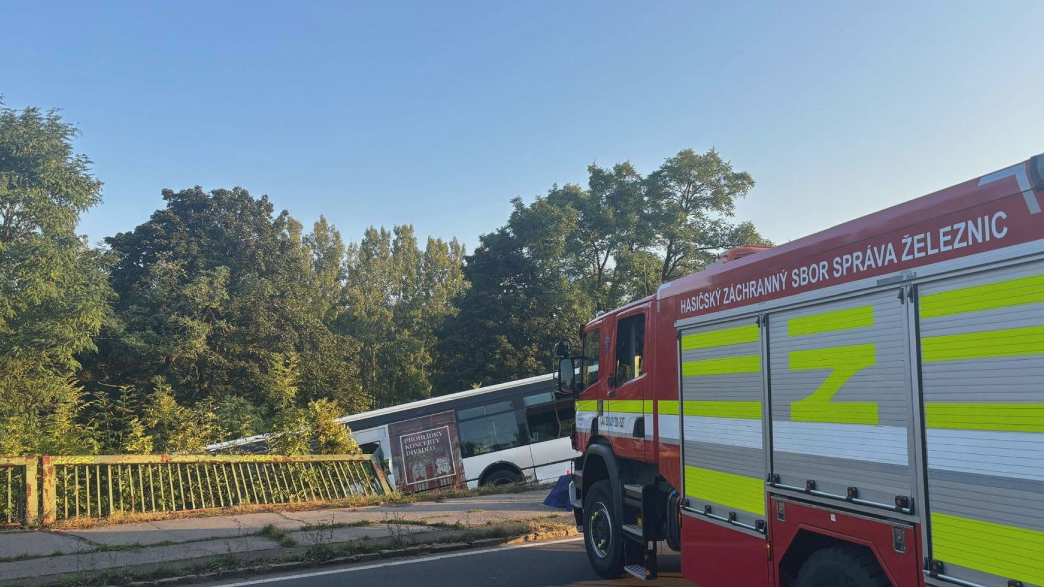  Autobus se v Karlových Varech zřítil do kolejiště - Autobus se v Karlových Varech zřítil do kolejiště (5/5)