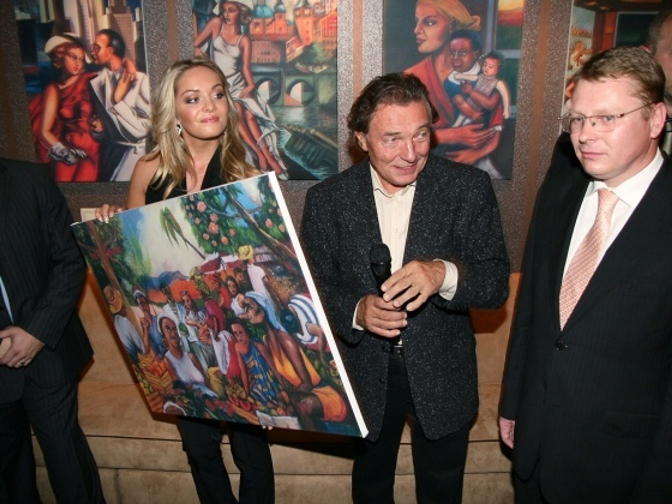 Karel Gott věnoval obraz Taťáně Kuchařové - Karel Gott má po muzeu i vlastní restauraci (2/2)