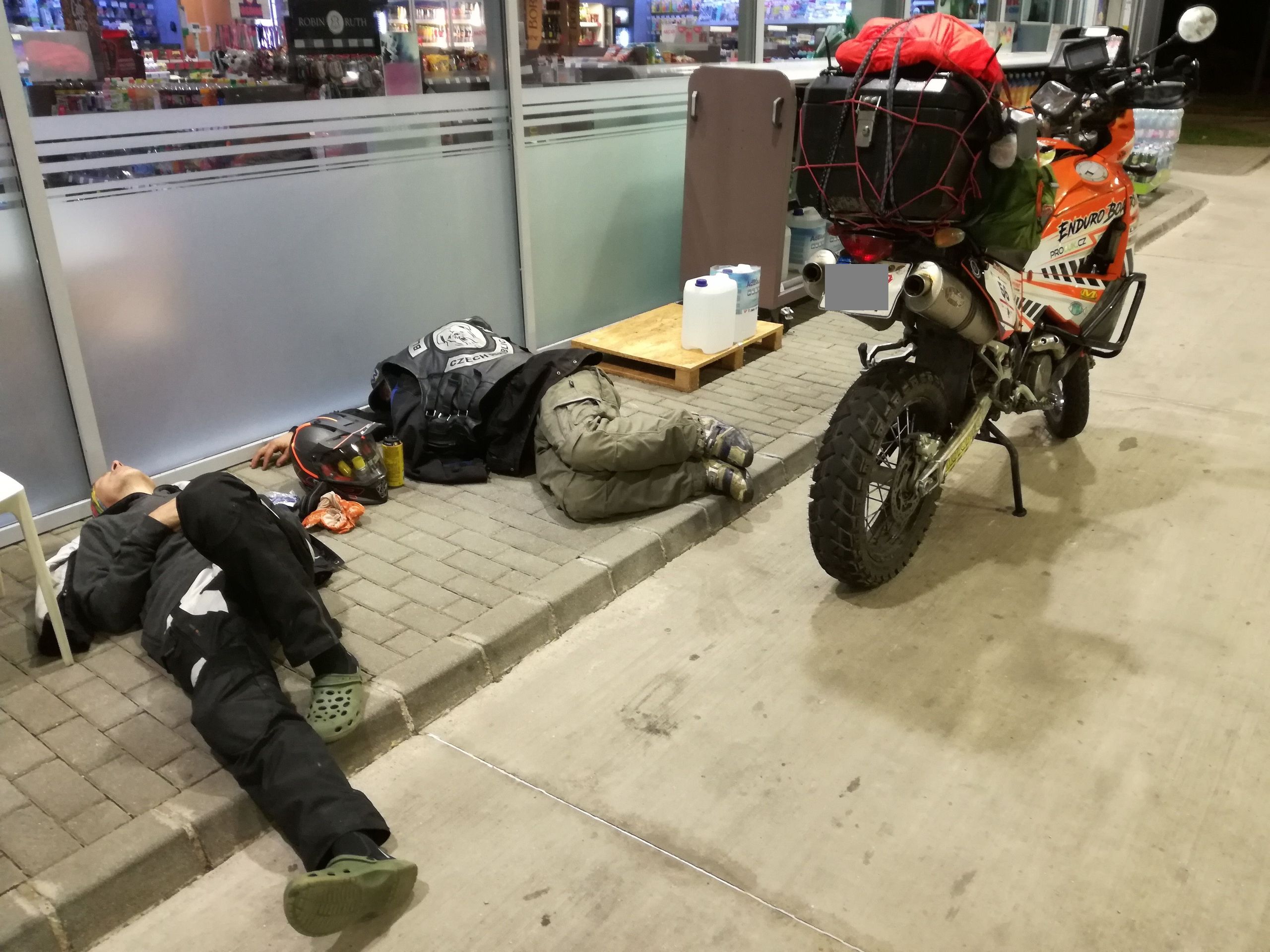 Čekáme na pumpě na Milana - GALERIE: Na motorce do Řecka (1/10)