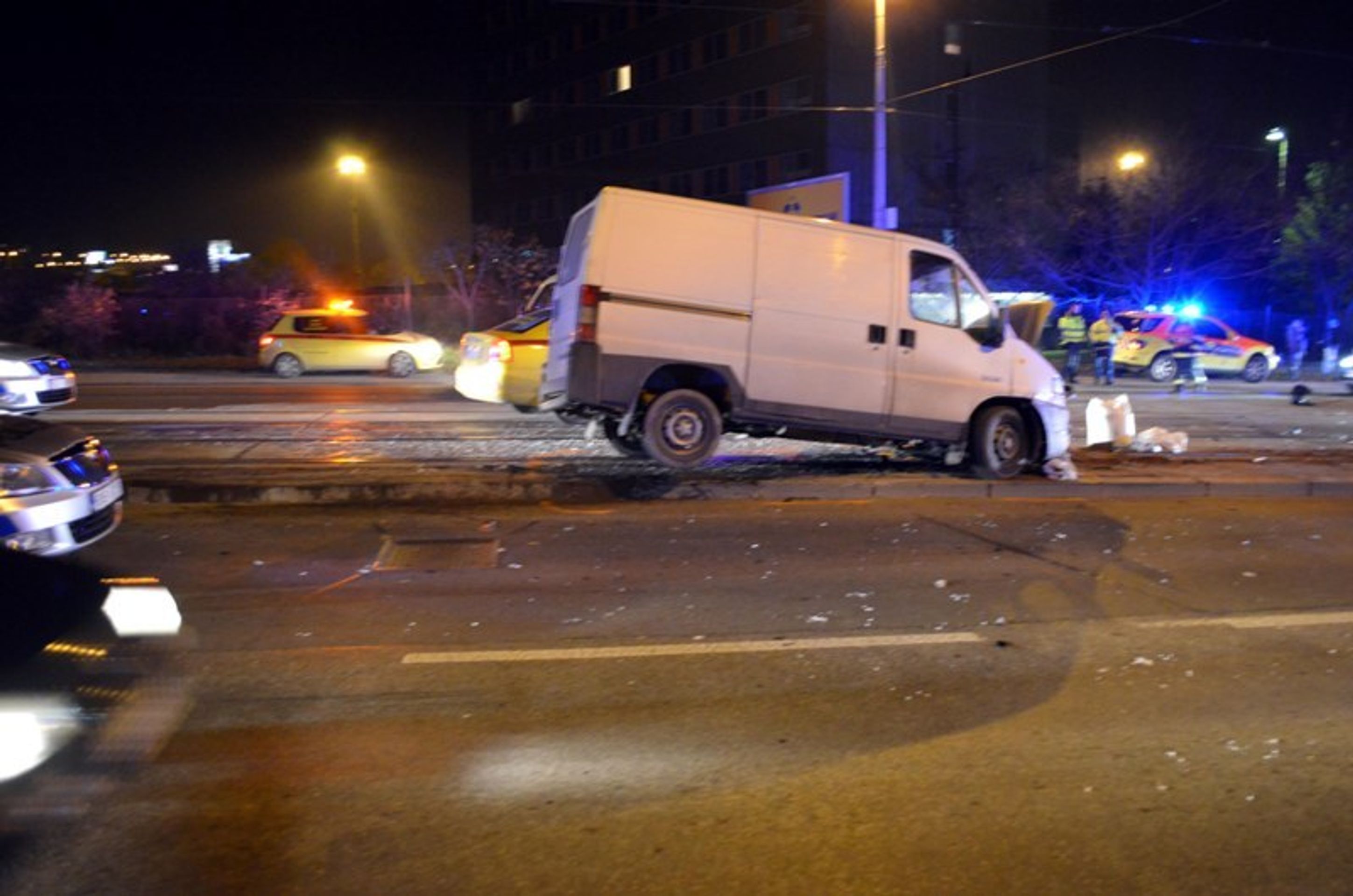 Nehoda policejního auta a dodávky - 2 - Nehoda policejního auta a dodávky v Praze (2/7)