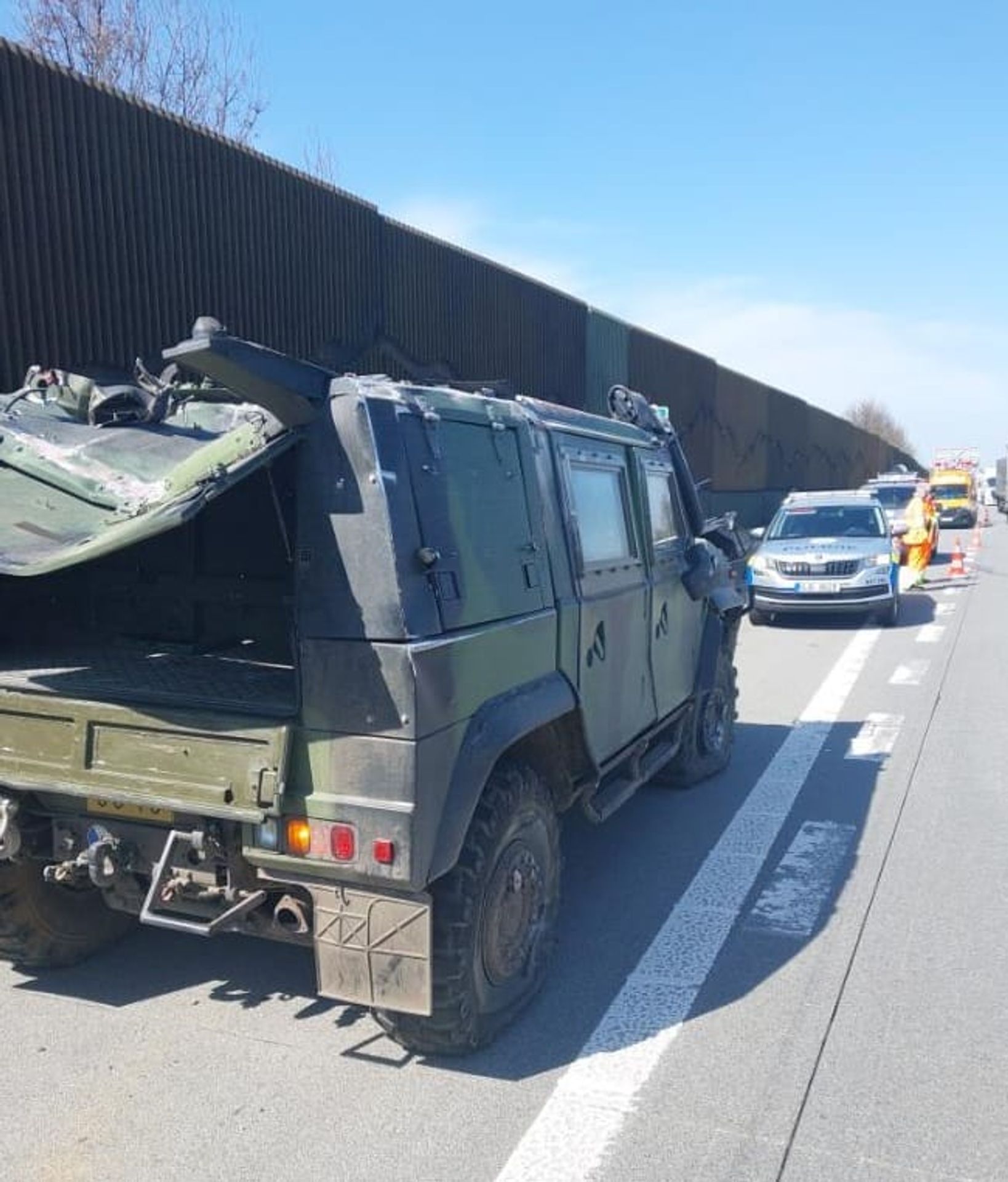 Havarované vojenské auto na D1 PČR Kraj Vysočina - Dopravní nehoda na D1 (3/5)
